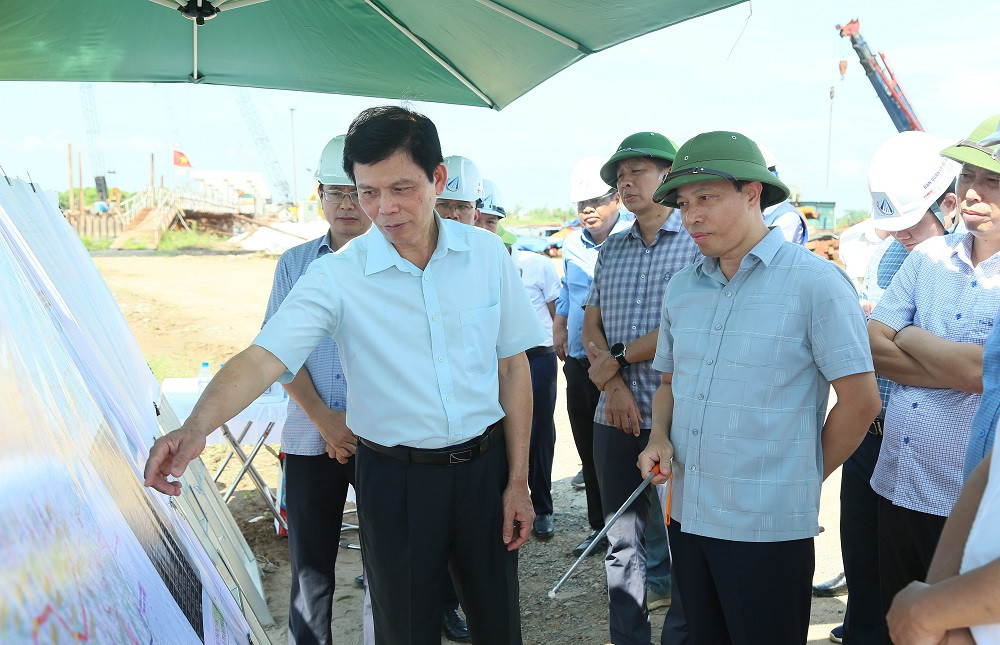 Đồng chí Thứ trưởng Bộ Xây dựng Lê Anh Tuấn kiểm tra tại hiện trường, đoạn thi công cầu vượt sông Hồng, xã Hồng Vũ thuộc dự án CT_08_