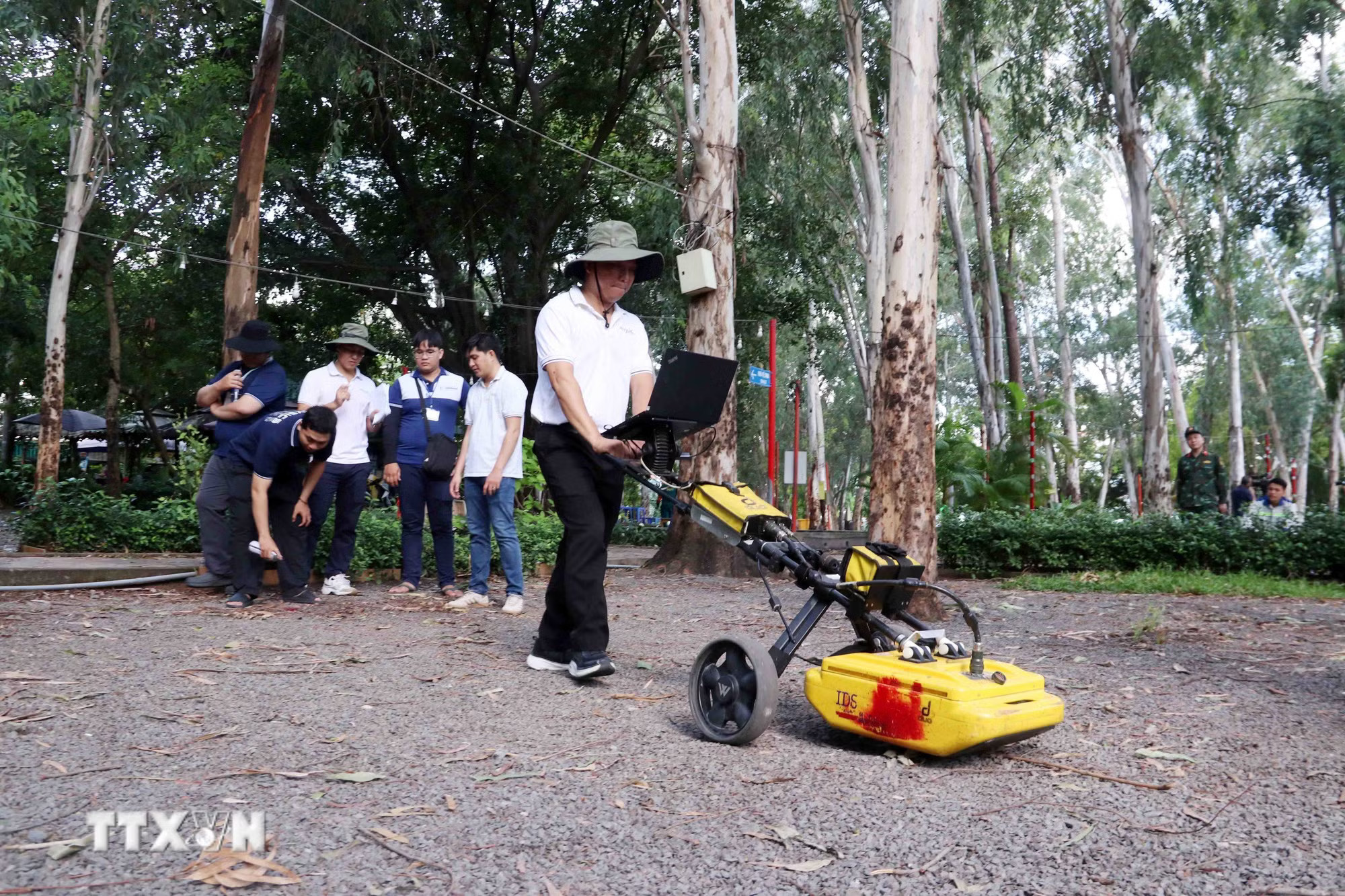 ttxvn-chien-dich-500-ngay-dem-hanh-trinh-tim-kiem-quy-tap-nhung-liet-si-tai-cong-vien-le-thi-rieng-8869734.jpg