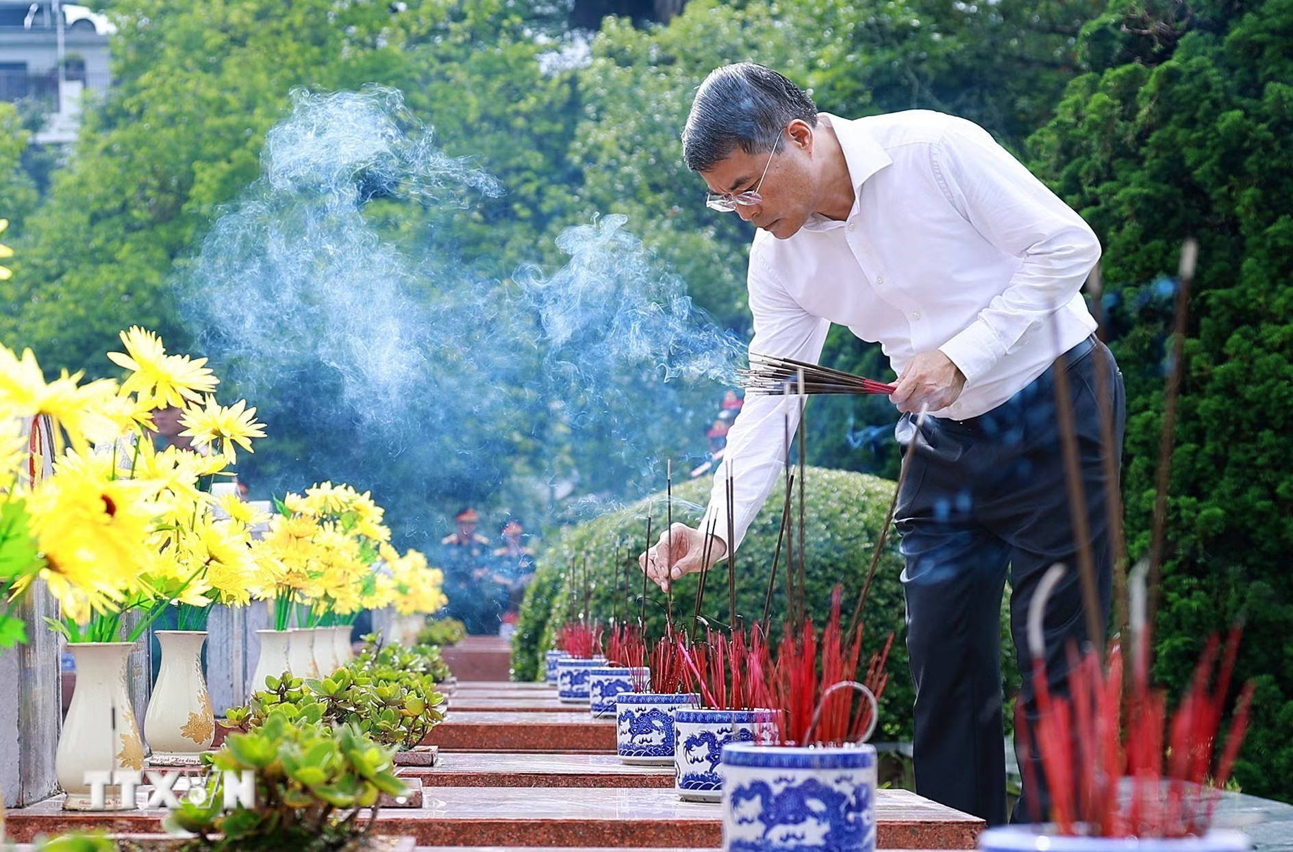 ttxvn-thu-tuong-dang-huong-tuong-niem-tai-cac-anh-hung-liet-si-tai-dien-bien-8911563.jpg