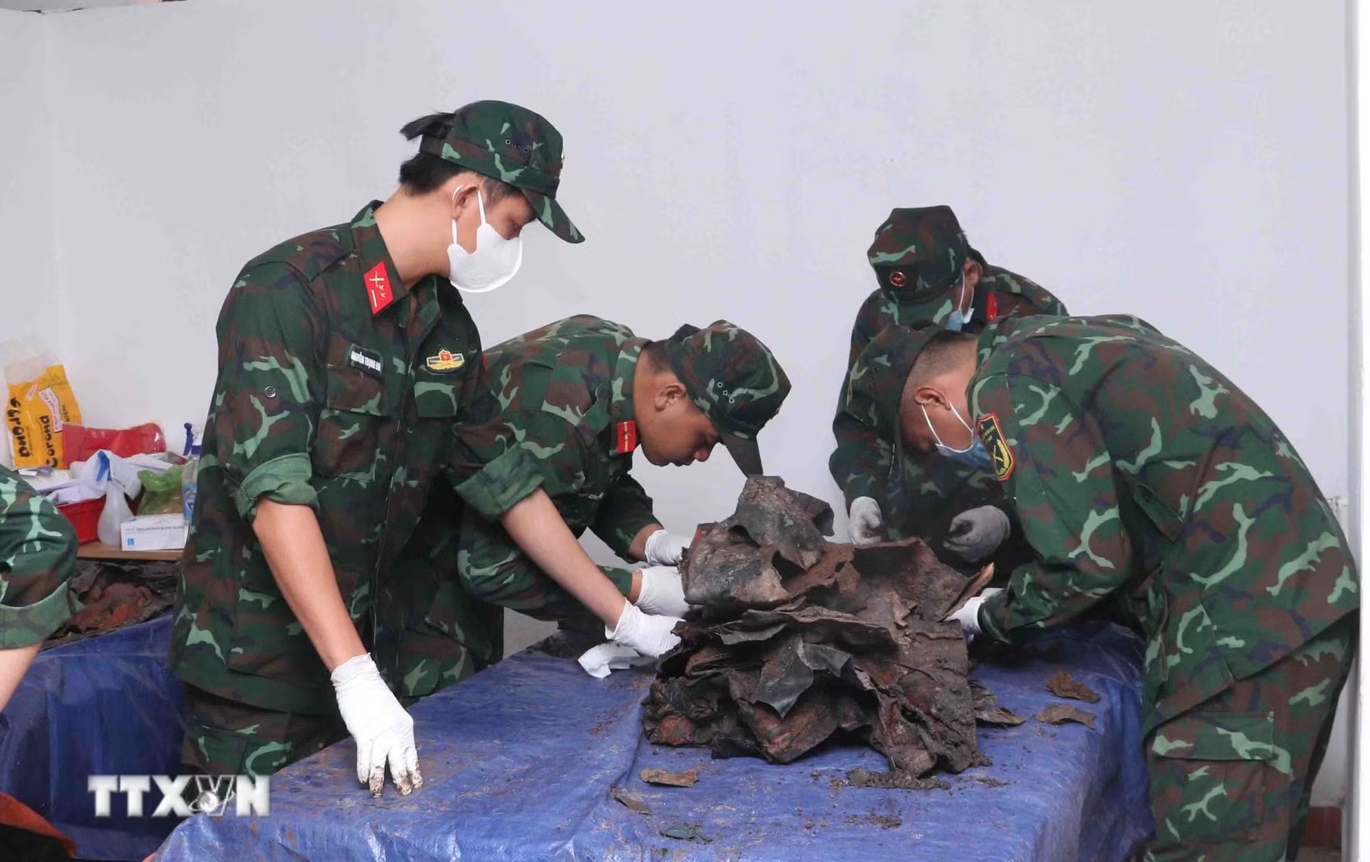 ttxvn-chien-dich-500-ngay-dem-da-quy-tap-100-hai-cot-liet-si-tai-cong-vien-le-thi-rieng-8896721.jpg