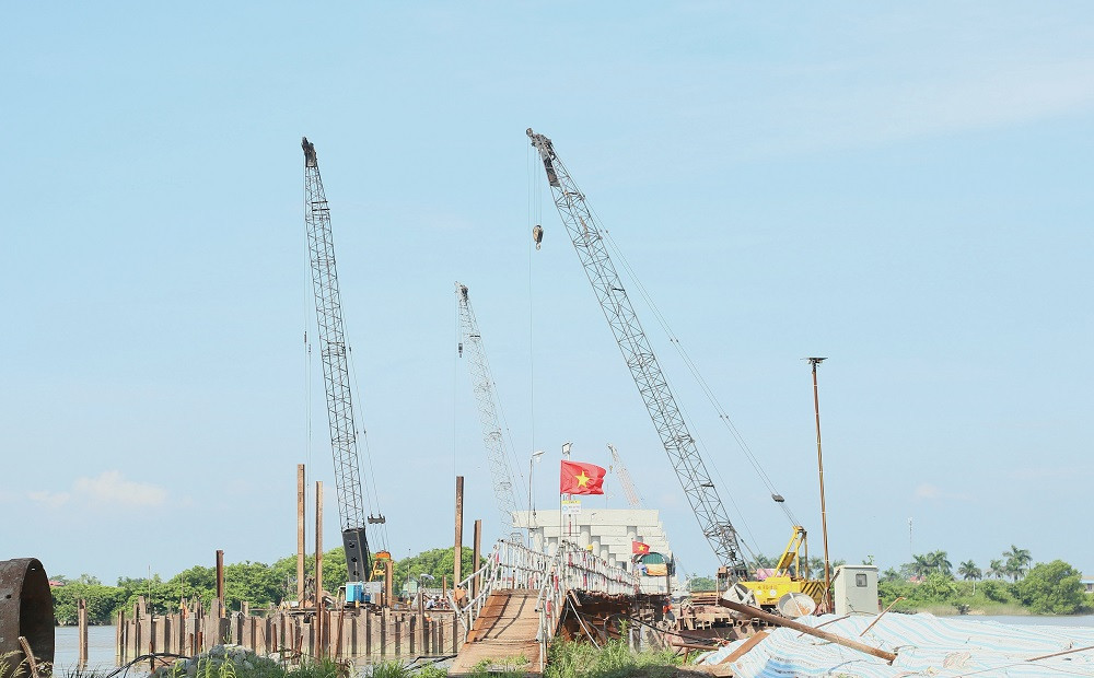 Thi công cầu vượt sông Hồng, qua địa phận xã Hồng Vũ_
