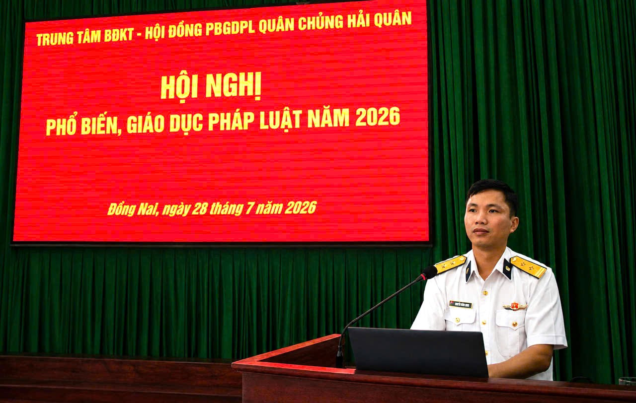 ảnh 2. Trung tá Nguyễn Hồng Minh, Điều tra viên, Cơ quan Điều tra Hình sự khu vực Quân chủng Hải quân phổ biến tại hội nghị.