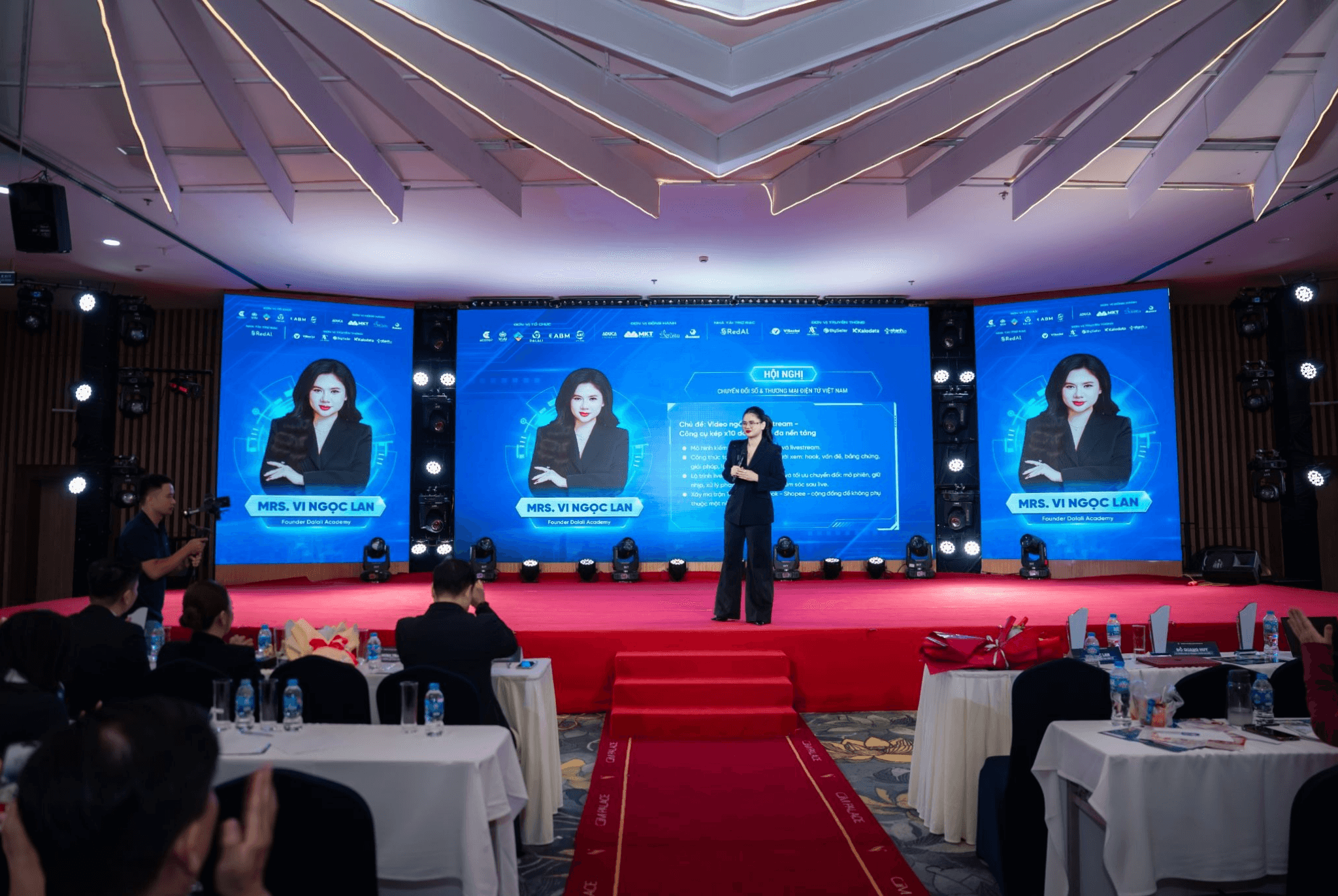 Bà Vi Ngọc Lan chia sẻ trong Hội nghị Chuyển đổi số và TMĐT 2026 với chủ đề Video ngắn & Livestream - Công cụ kép x10 doanh thu đa nền tảng