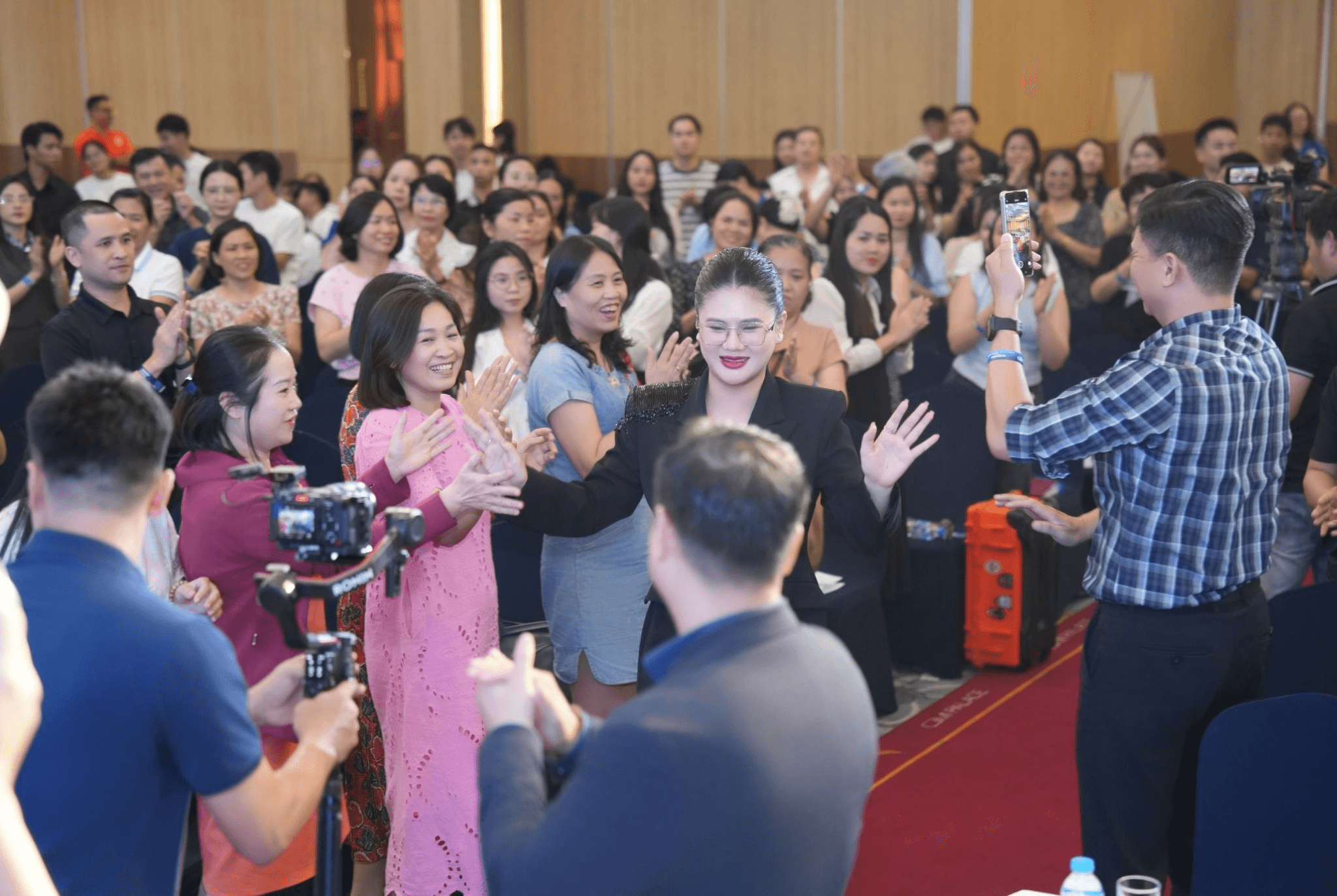 Bà Vi Ngọc Lan trình bày về chuyên đề Video ngắn và Livestream trước hơn 600 chủ doanh nghiệp, nhà bán hàng và KOLKOC tại hội nghị.