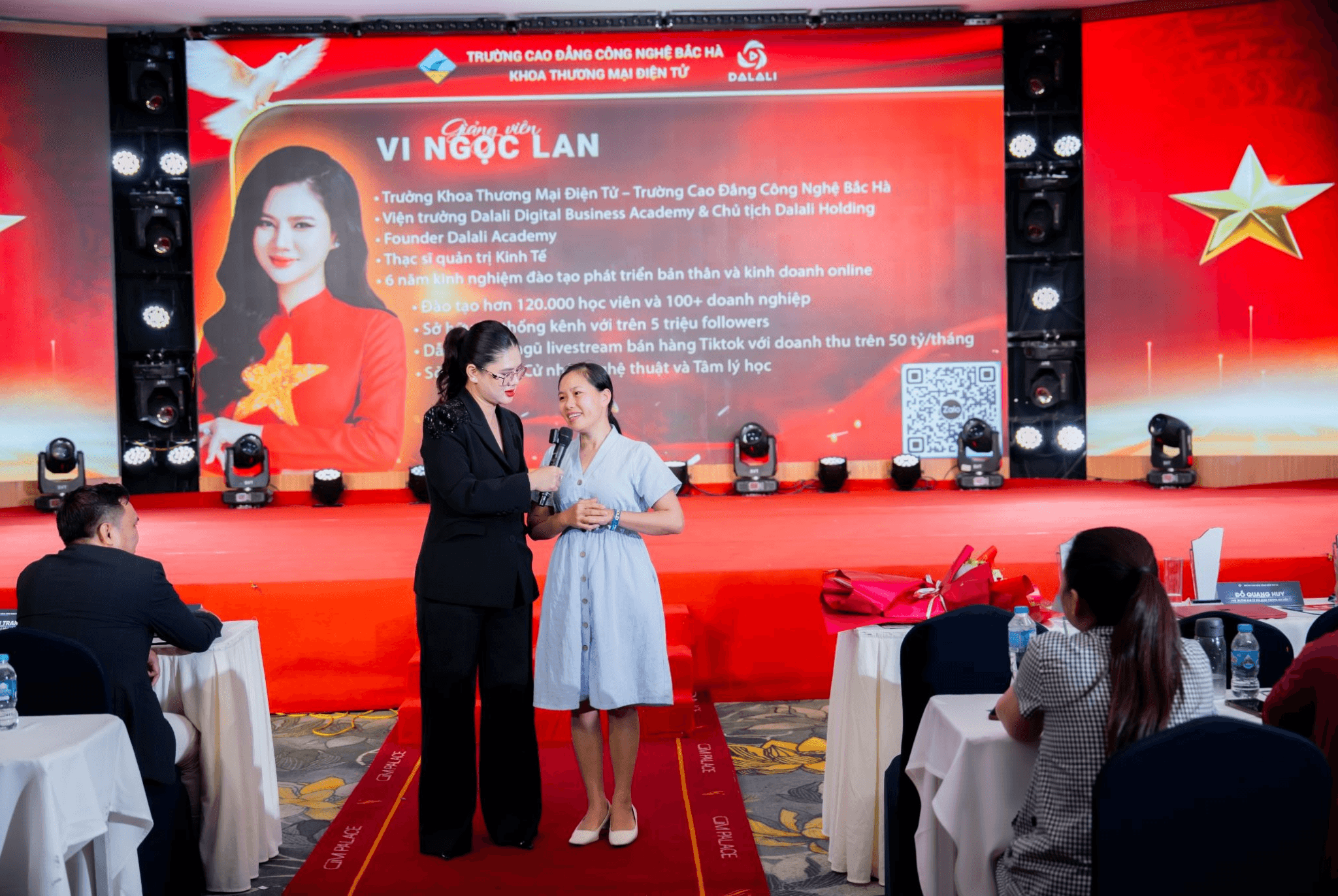 Bà Vi Ngọc Lan trực tiếp hướng dẫn và thực hành cùng các chủ doanh nghiệp