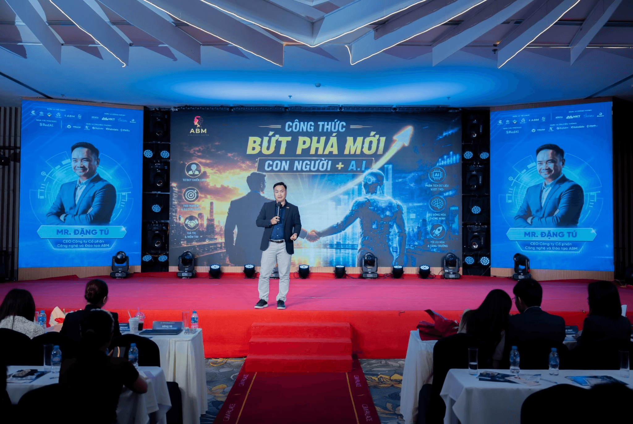 Ông Đặng Tú chia sẻ trong Hội nghị Chuyển đổi số và TMĐT 2026 với chủ đề AI thực chiến - x10 hiệu suất, đột phá doanh số
