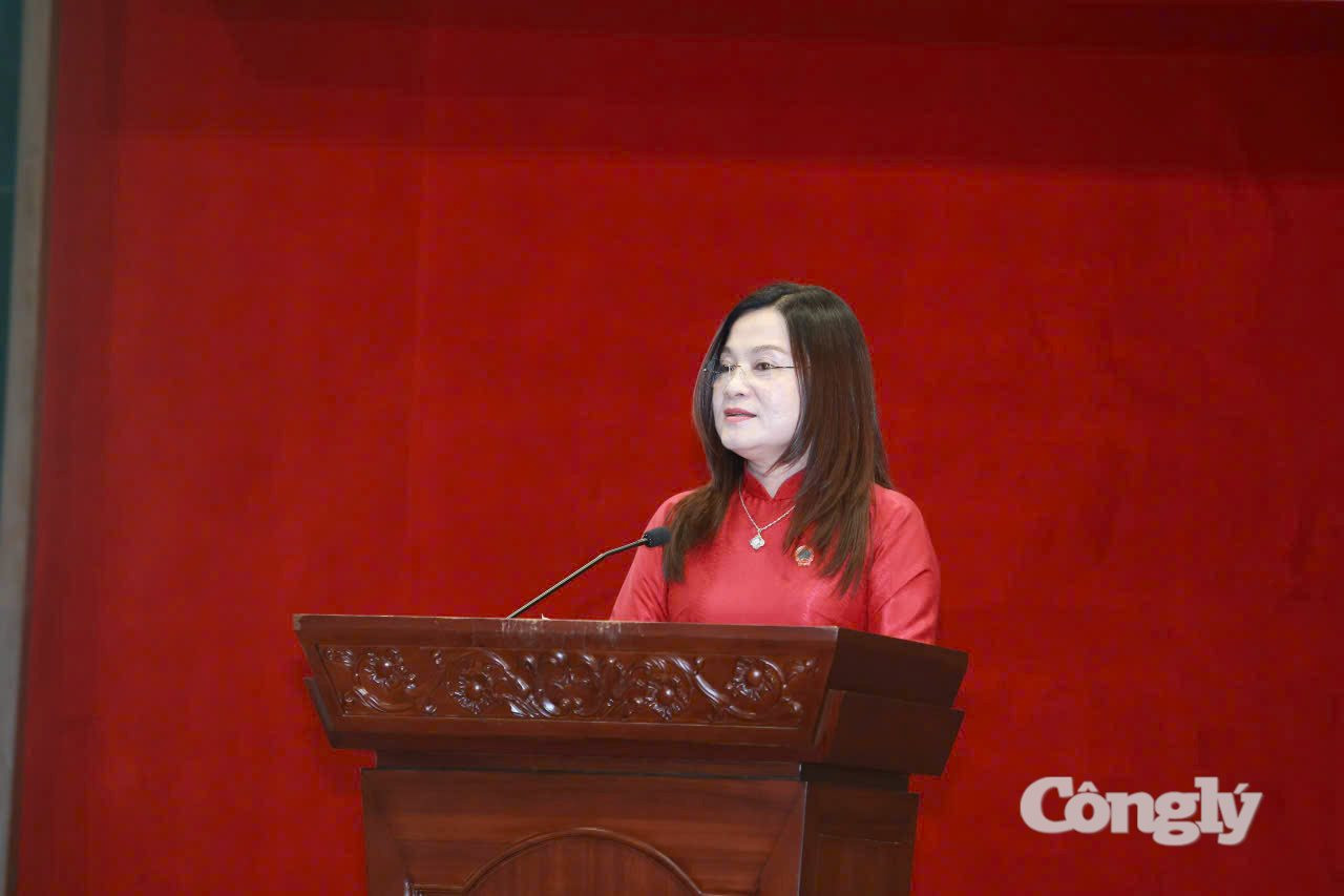 Bà Nguyễn Thị Hải Châu, tân Phó Tổng Biên tập Tạp chí Toà án nhân dân phát biểu tại buổi lễ.