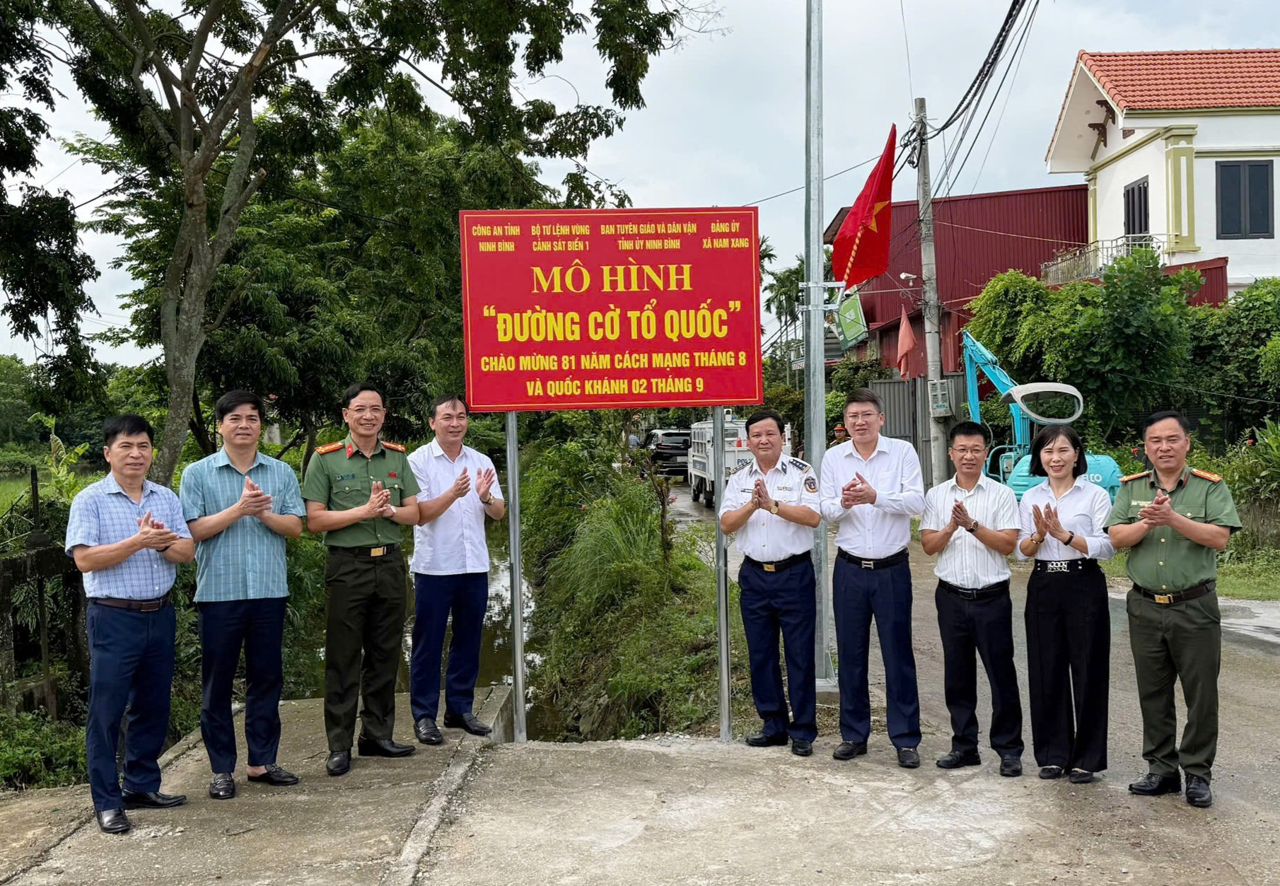 Các đại biểu dự khánh thành Đường cờ Tổ quốc tại xã Nam Xang