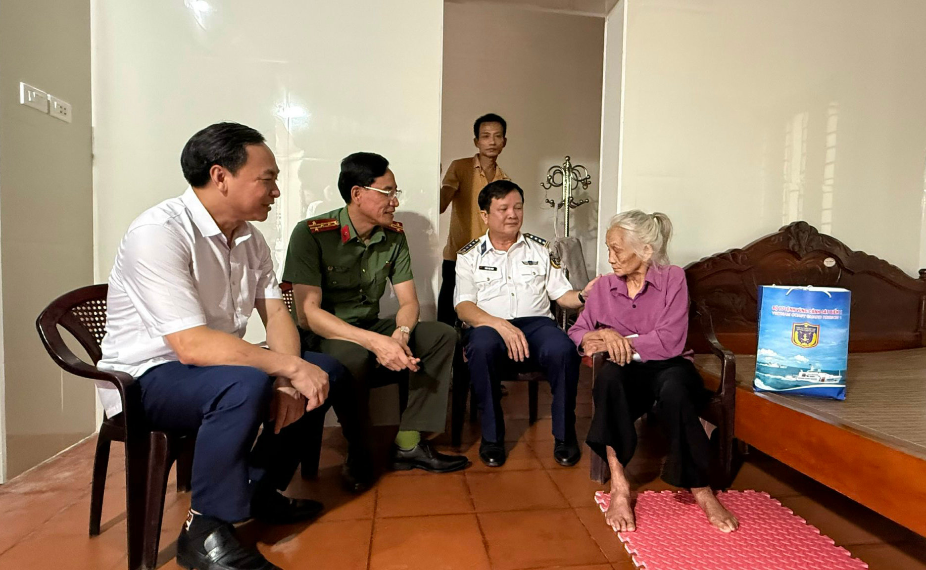 Đoàn công tác thăm, tặng quà gia đình bà Trần Thị Bính, đảng viên 65 năm tuổi Đảng tại thôn Mão Cầu, xã Nam Giang