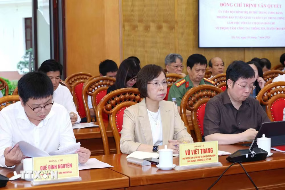 ttxvn-truong-ban-tuyen-giao-va-dan-van-trung-uong-trinh-van-quyet-lam-viec-voi-cac-co-quan-bao-chi-3007-4.jpg