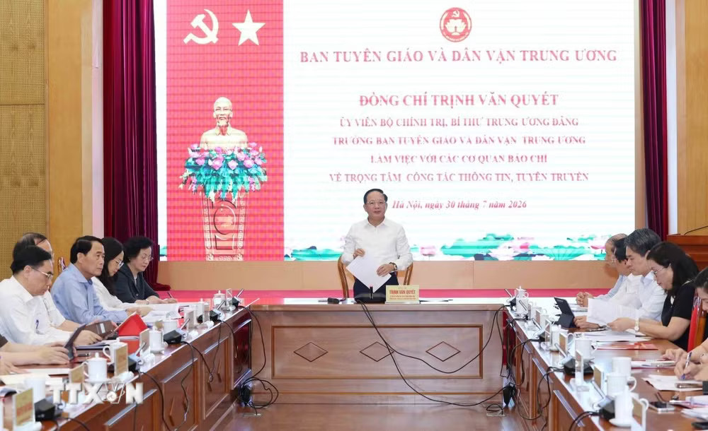 ttxvn-truong-ban-tuyen-giao-va-dan-van-trung-uong-trinh-van-quyet-lam-viec-voi-cac-co-quan-bao-chi-3007-2.jpg