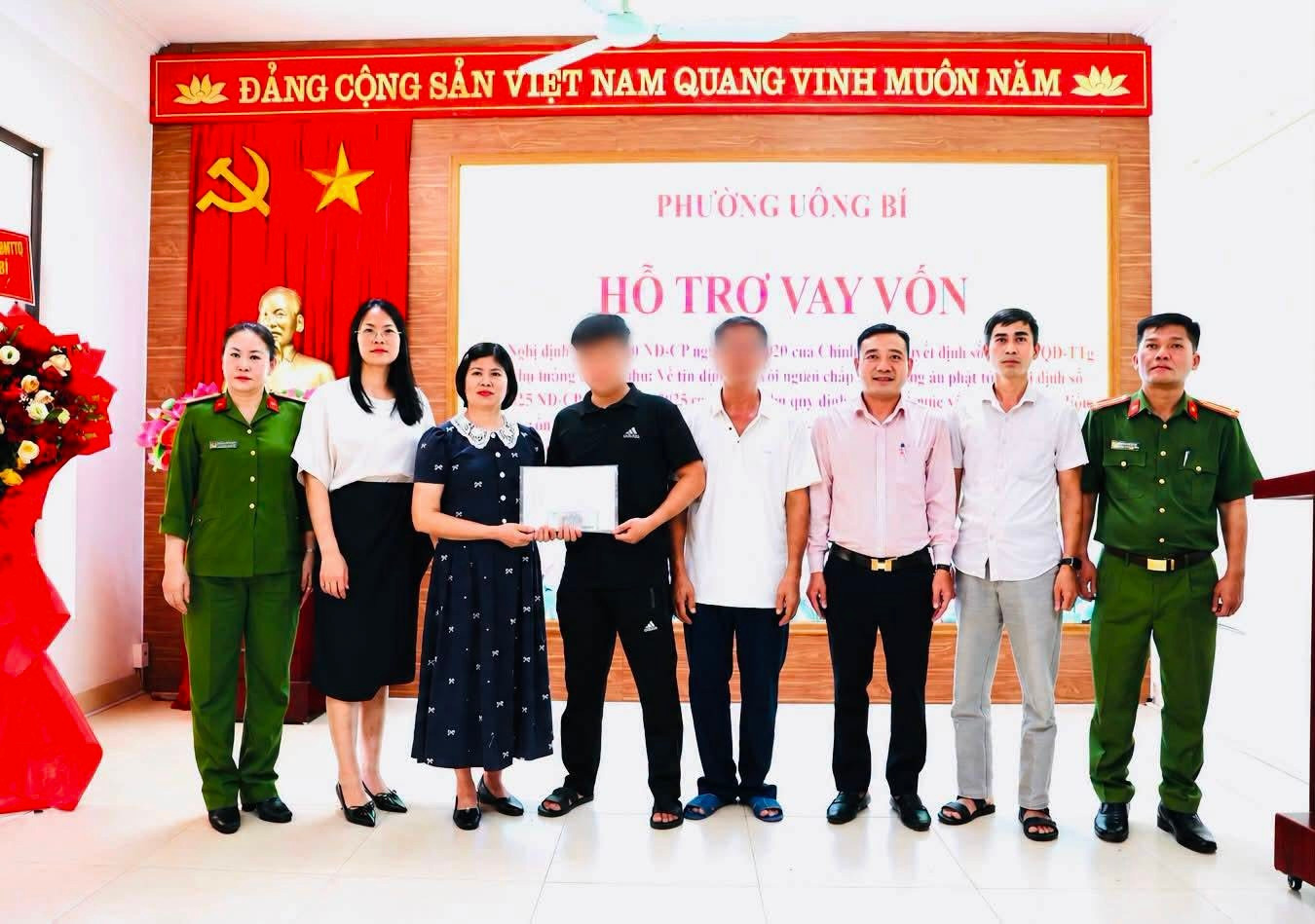 Đại diện Ngân hàng Chính sách xã hội, Công an và Hội Liên hiệp Phụ nữ phường Uông Bí trao 100 triệu đồng vốn vay ưu đãi hỗ trợ người chấp hành xong án phạt tù, người sau cai nghiện ma túy.