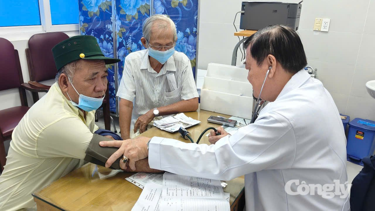 Khám nội cho người bệnh trước tiêm nội nhãn