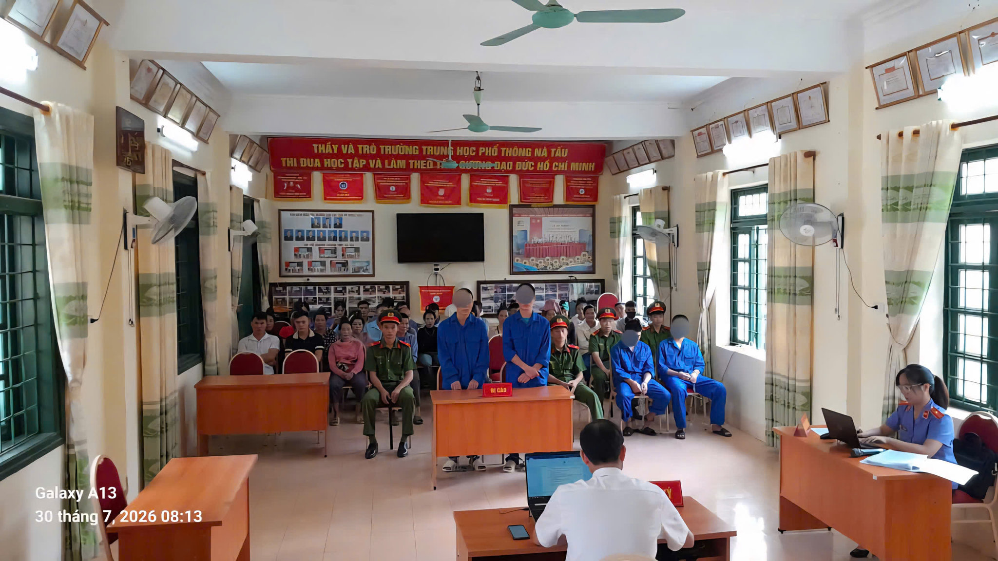 Bị cáo Lò Văn Hịa và Lò Văn Phượng tại phiên toà.