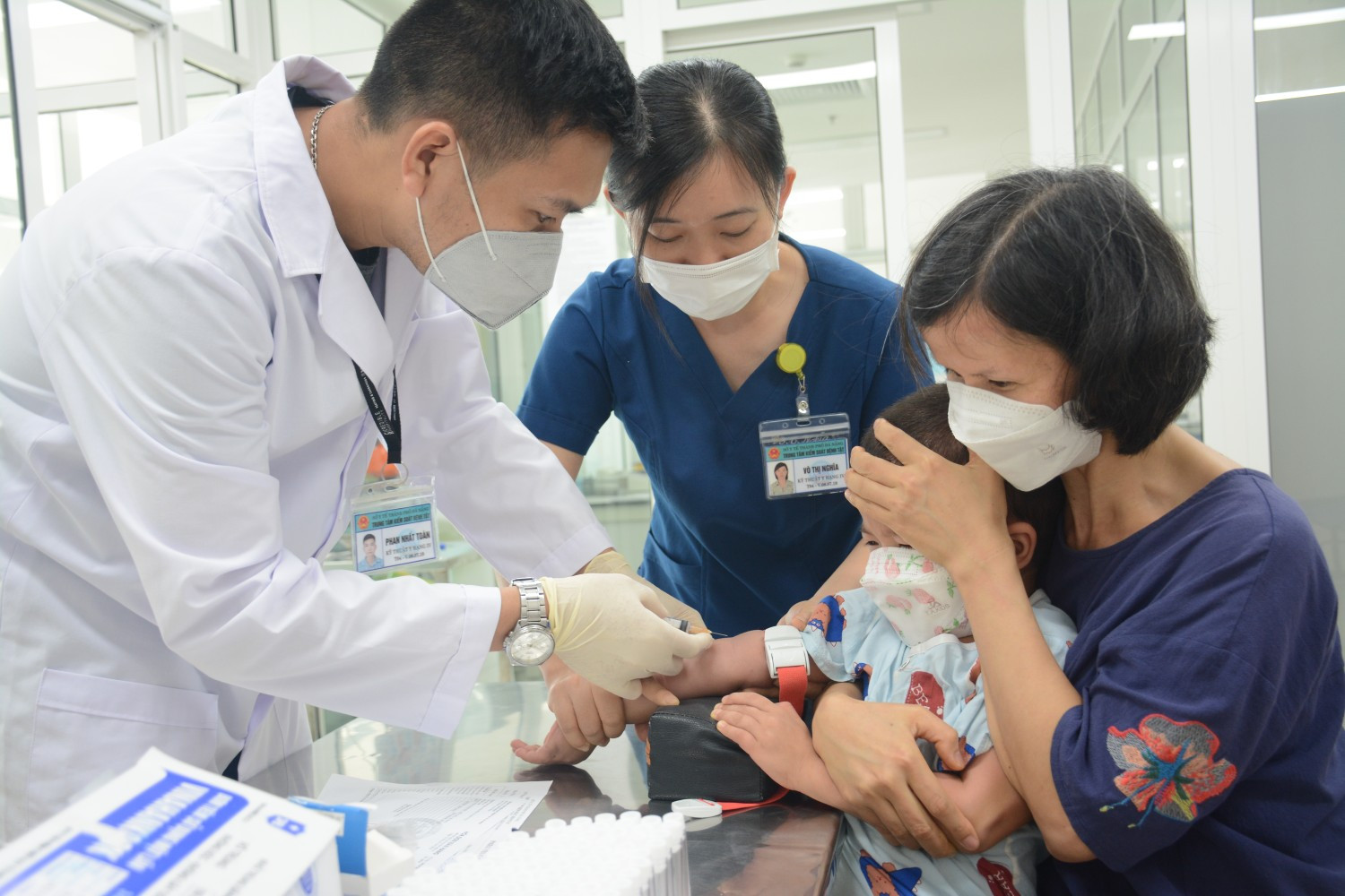 Nhân viên y tế lấy mẫu xét nghiệm cho trẻ em tại cơ sở khám chữa bệnh ở Đà Nẵng. Thành phố tập trung nâng cao chất lượng y tế cơ sở.