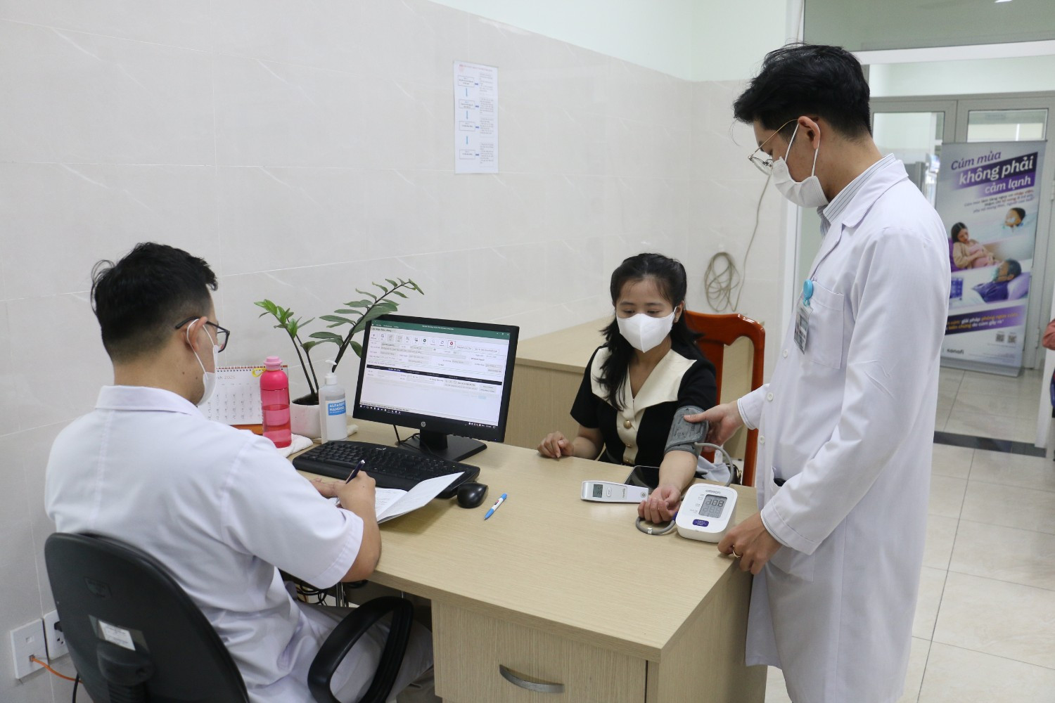 Bác sĩ khám, tư vấn cho người dân tại một cơ sở y tế ở Đà Nẵng. Thành phố đang đề xuất nhiều chính sách nhằm thu hút bác sĩ cho y tế cơ sở.