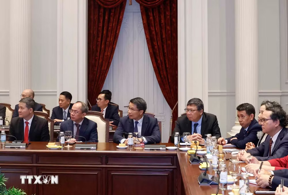 ttxvn-tong-bi-thu-chu-tich-nuoc-to-lam-chu-tri-buoi-lam-viec-voi-tap-the-ban-thuong-vu-dang-uy-bo-ngoai-giao-va-cac-dong-chi-truong-doan-co-quan-d-8926079-9.jpg