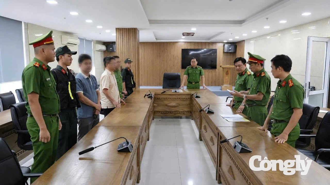 Cơ quan Cảnh sát điều tra Công an TP Đà Nẵng tống đạt quyết định khởi tố, bắt tạm giam các bị can để điều tra vụ án.