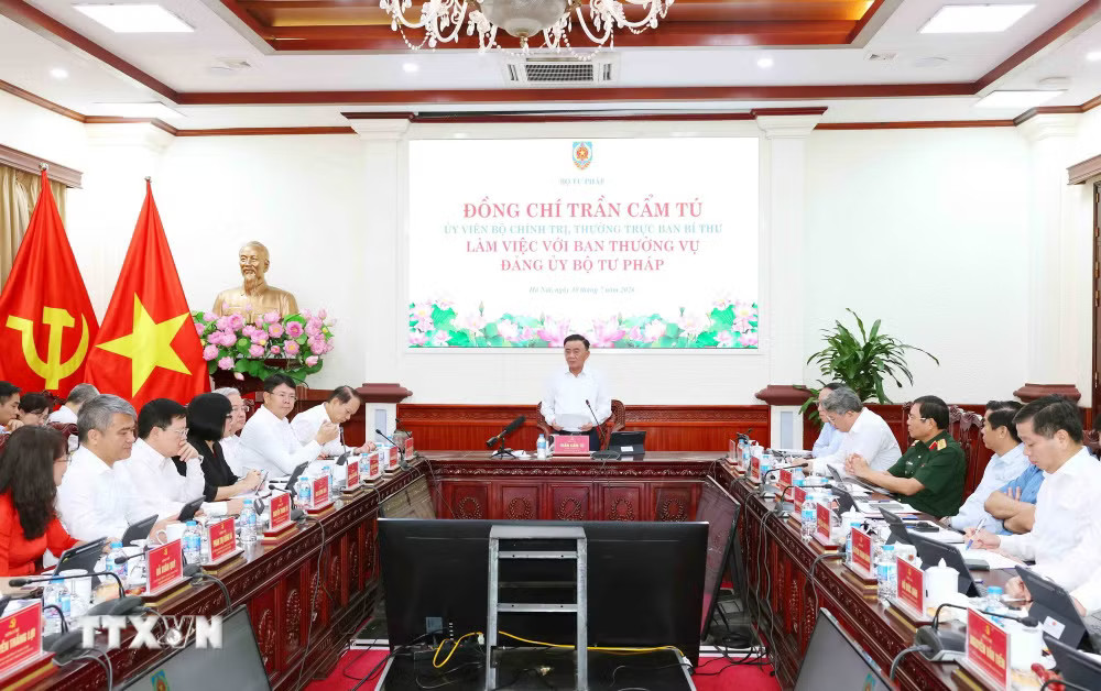 Thường trực Ban Bí thư Trần Cẩm Tú làm việc với Ban Thường vụ Đảng ủy Bộ Tư pháp.. (Ảnh: Phương Hoa/TTXVN) ttxvn-thuong-truc-ban-bi-thu-tran-cam-tu-lam-viec-voi-ban-thuong-vu-dang-uy-bo-tu-phap-1.jpg