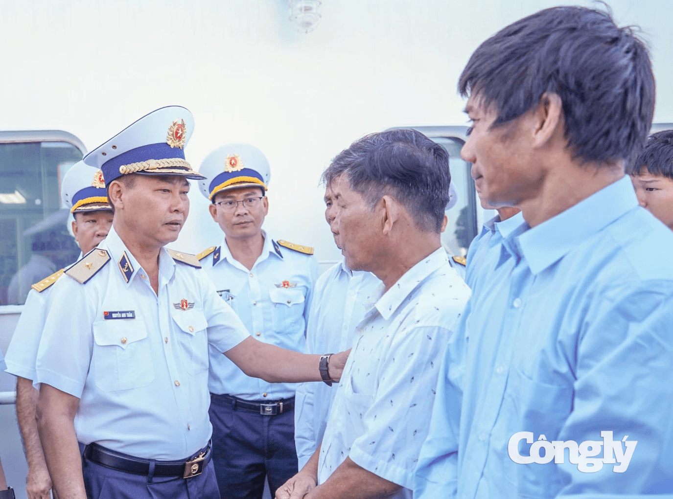 Bản sao lanh_dao_bo_tu_lenh_vung_4_hai_quan_tham_hoi_dong_vien_cac_ngu_dan_gap_nan_20260803114959
