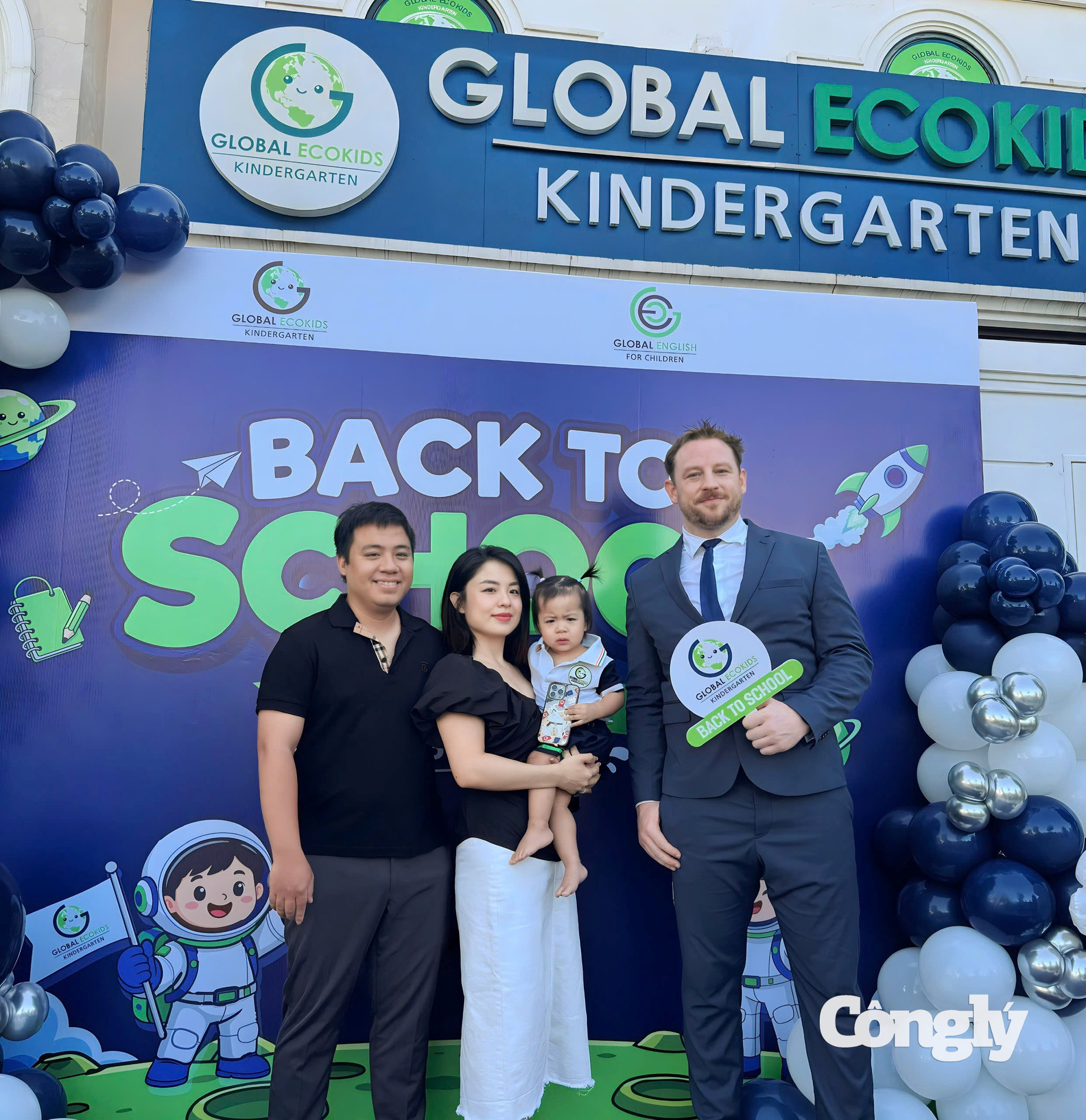 Gia đình bé Lê Hà My và thầy Micheal lưu giữ khoảnh khắc đáng nhớ trong ngày đầu năm học mới tại cơ sở Vinhomes Grand Park