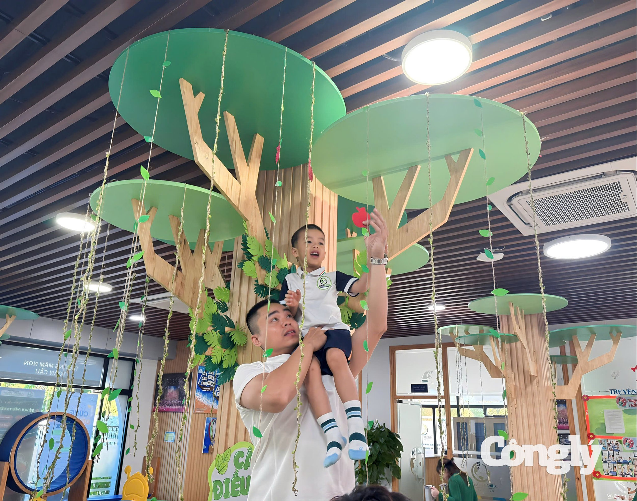 Khoảnh khắc bố và con cùng gửi gắm những ước nguyện cho năm học mới tại cơ sở Vinhomes Grand Park