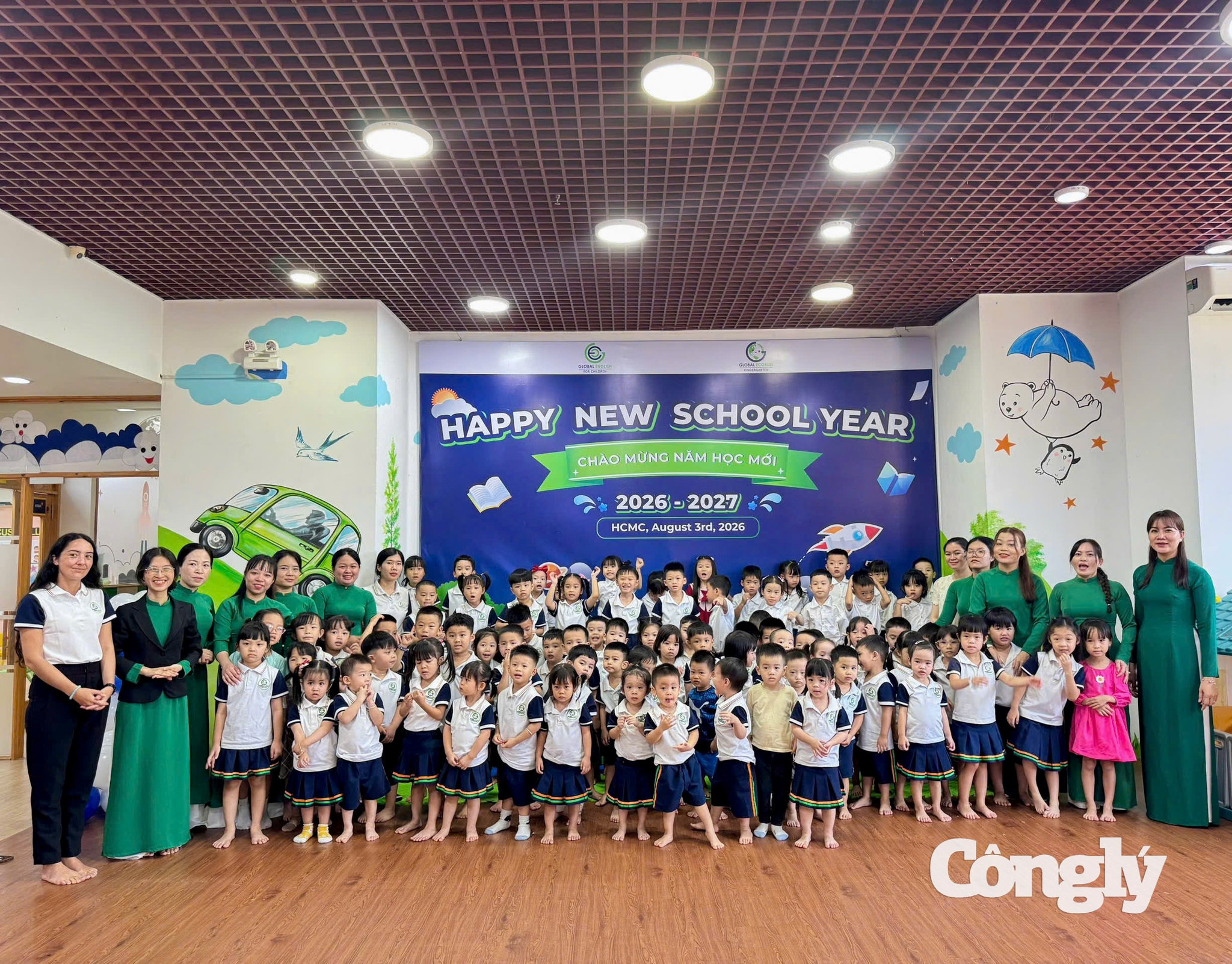 Tập thể thầy cô và học sinh cơ sở The CBD rạng rỡ lưu giữ khoảnh khắc khởi đầu năm học mới