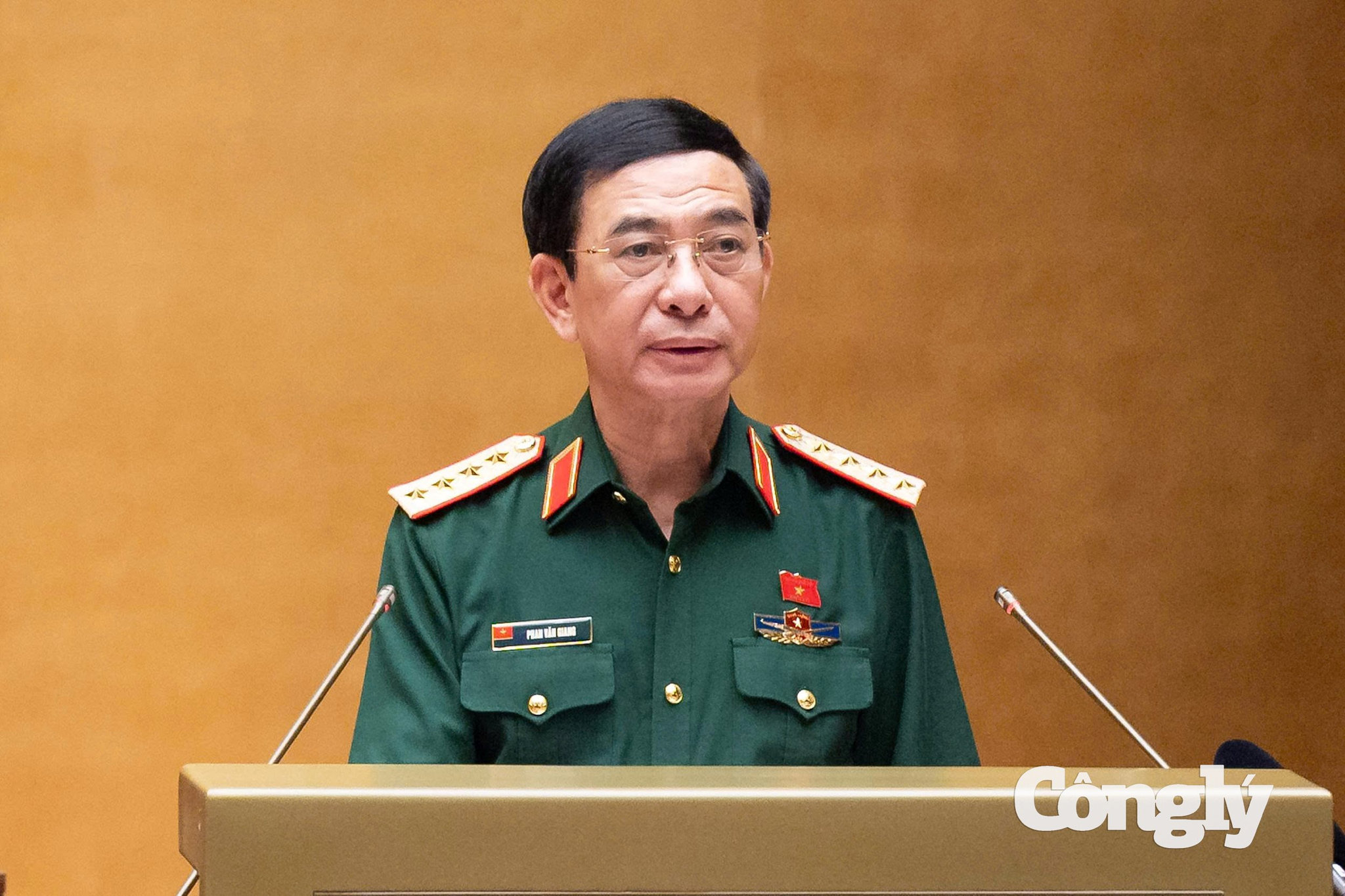 Đại tướng Phan Văn Giang, Phó Thủ tướng, Bộ trưởng Bộ Quốc phòng, ttrình bày Tờ trình tóm tắt dự án Luật Phòng, chống phổ biến vũ khí hủy diệt hàng loạt tại Kỳ họp không thường lệ. Ảnh Quochoi.vn