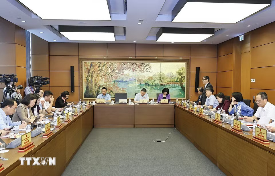 Đoàn đại biểu Quốc hội thành phố Hà Nội thảo luận ở tổ. (Ảnh: Doãn Tấn/TTXVN)