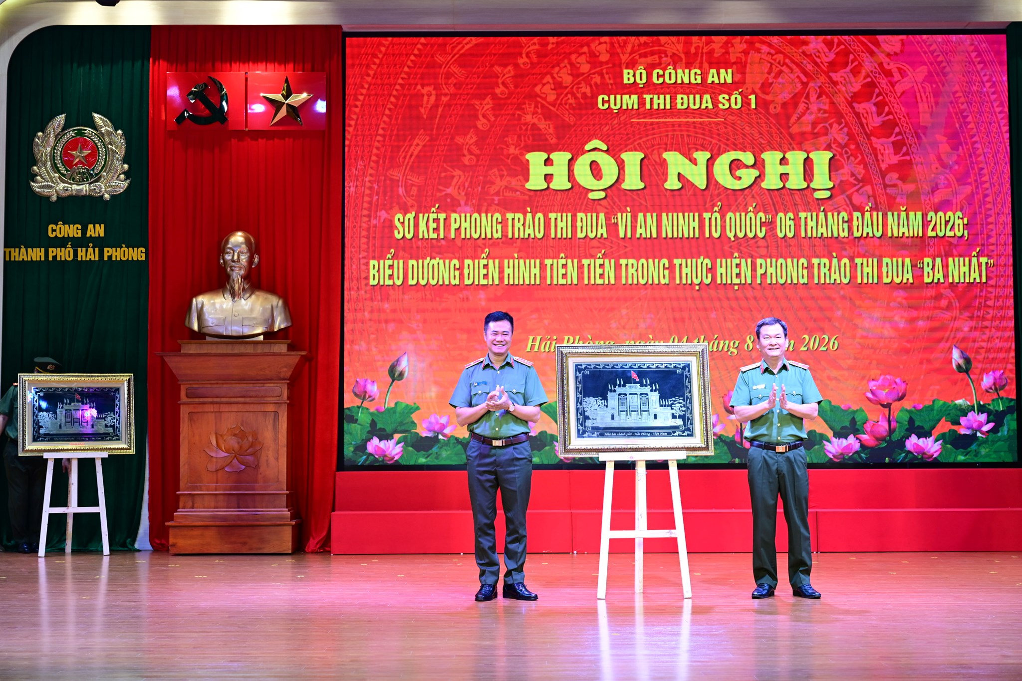 Thiếu tướng Bùi Quang Bình, Giám đốc Công an TP Hải Phòng trao quà lưu niệm tặng Công an TP Hồ Chí Minh và Công an TP Hà Nội-