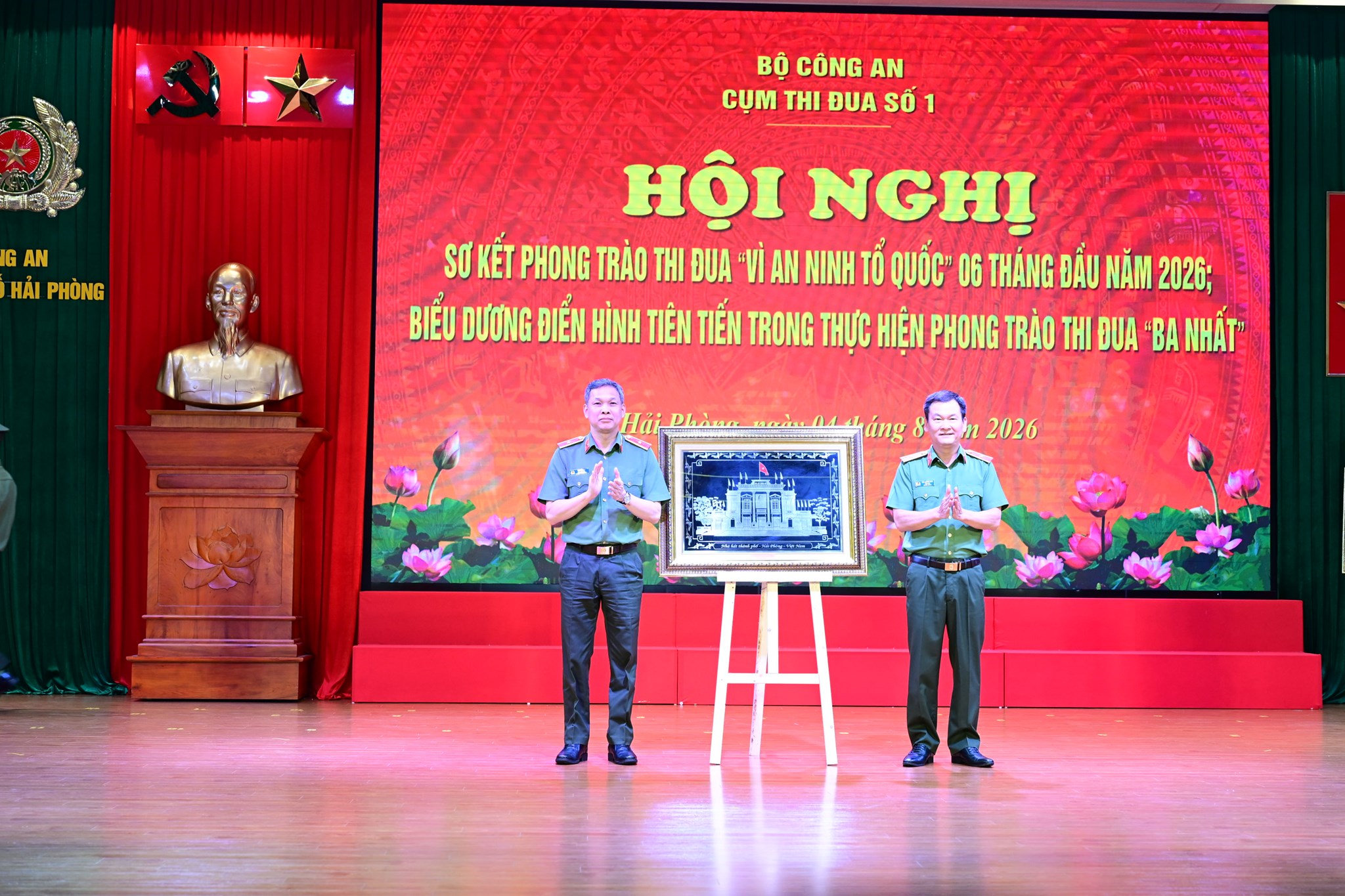 Thiếu tướng Bùi Quang Bình, Giám đốc Công an TP Hải Phòng trao quà lưu niệm tặng Công an TP Hồ Chí Minh và Công an TP Hà Nội.