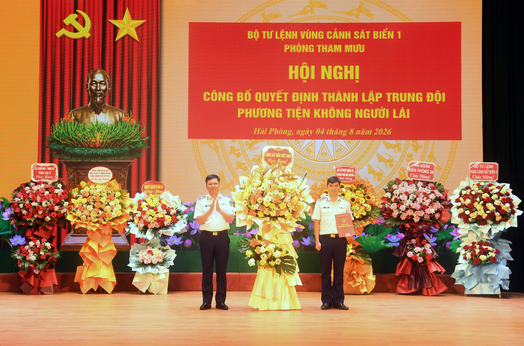 Thiếu tướng Lê Đình Cường trao quyết định của Tổng Tham mưu trưởng về việc thành tập Trung đội Phương tiện không người lái