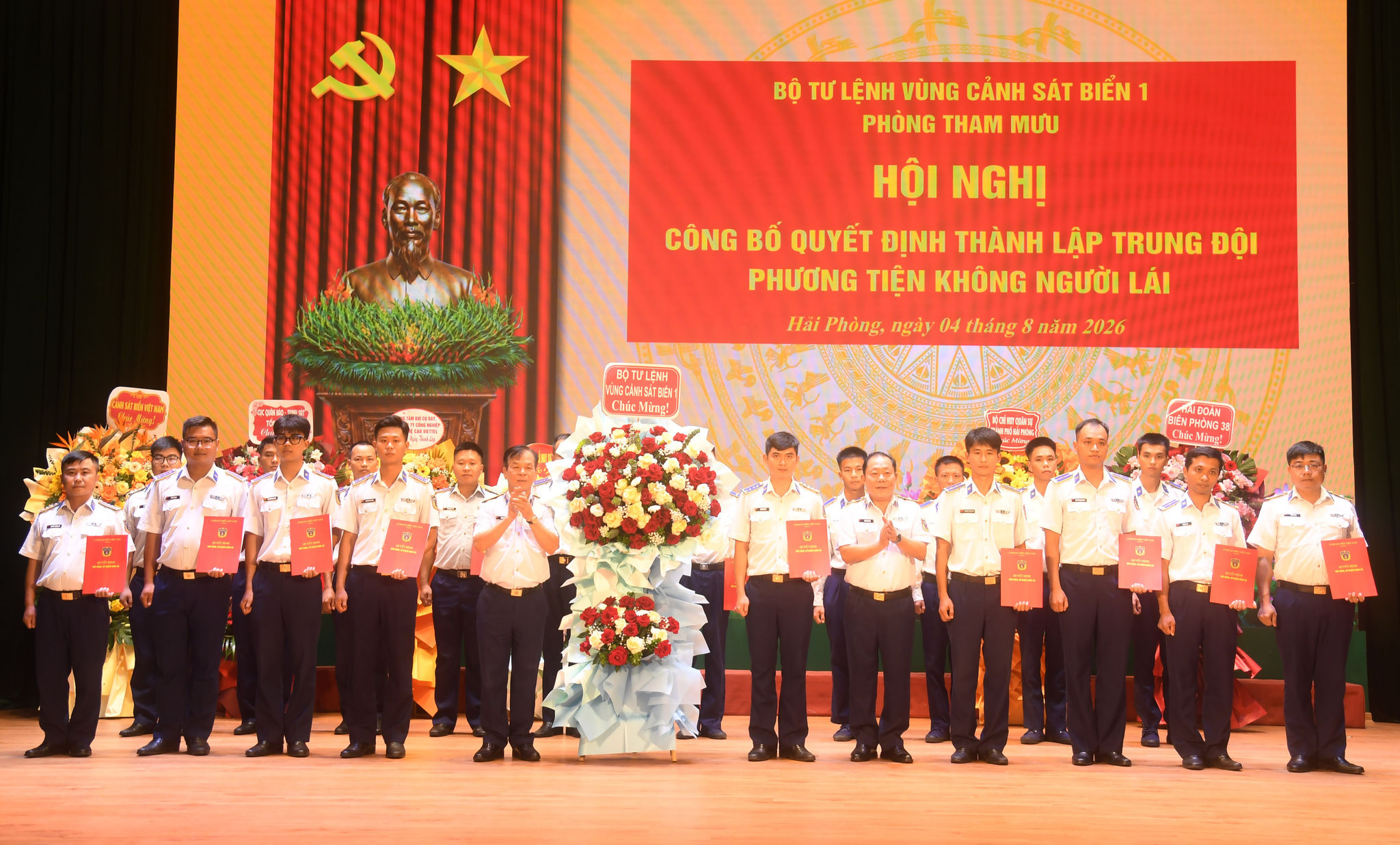Thiếu tướng Trần Văn Thơ, Tư lệnh Vùng và Thiếu tướng Trần Văn Hậu, Chính uỷ Vùng trao quyết định công tác nhân sự và tặng hoa chúc mừng Trung đội Phương tiện không người lái