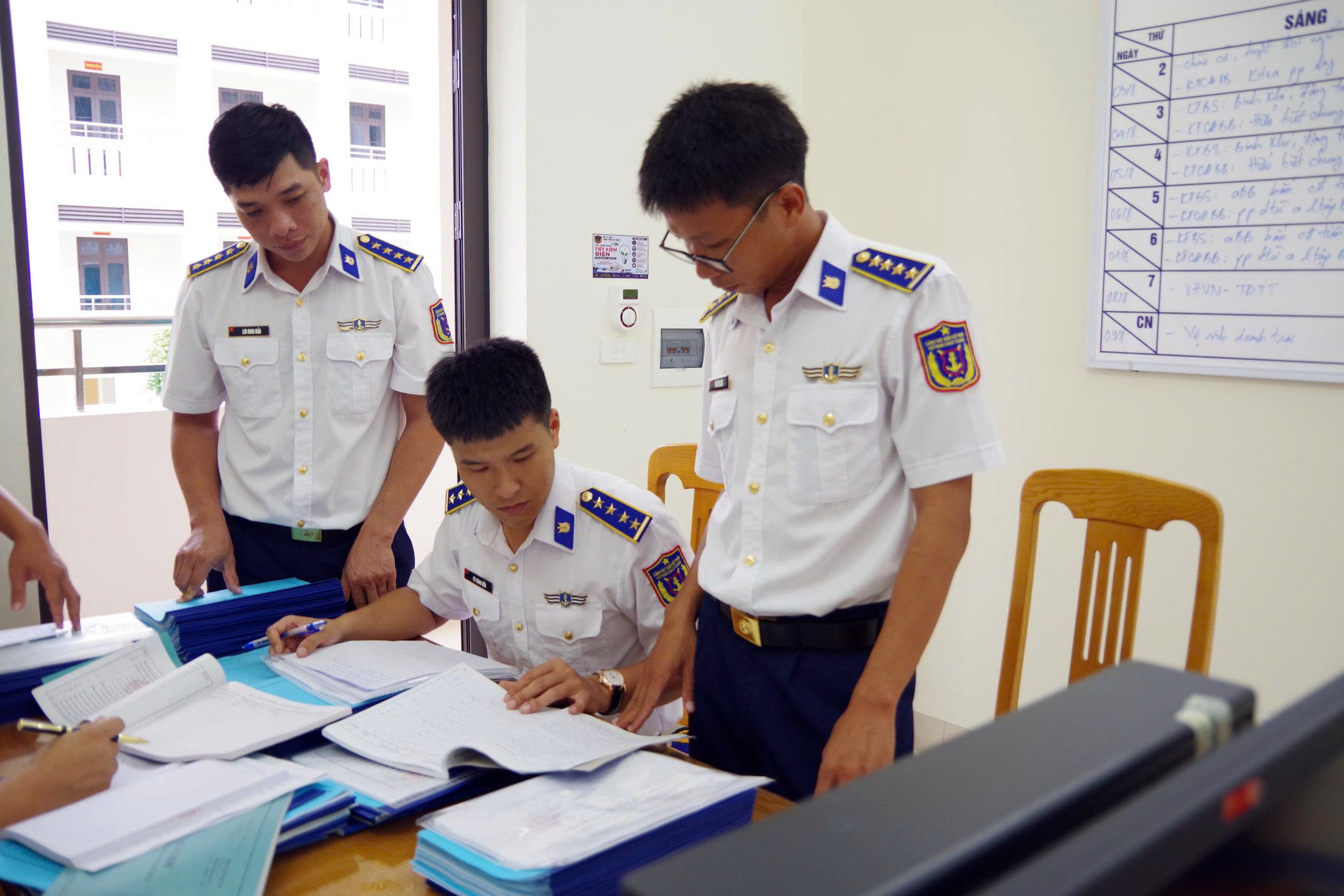 Đoàn công tác kiểm tra hệ thống văn kiện, giáo án huấn luyện của Trung tâm HLTH số 1