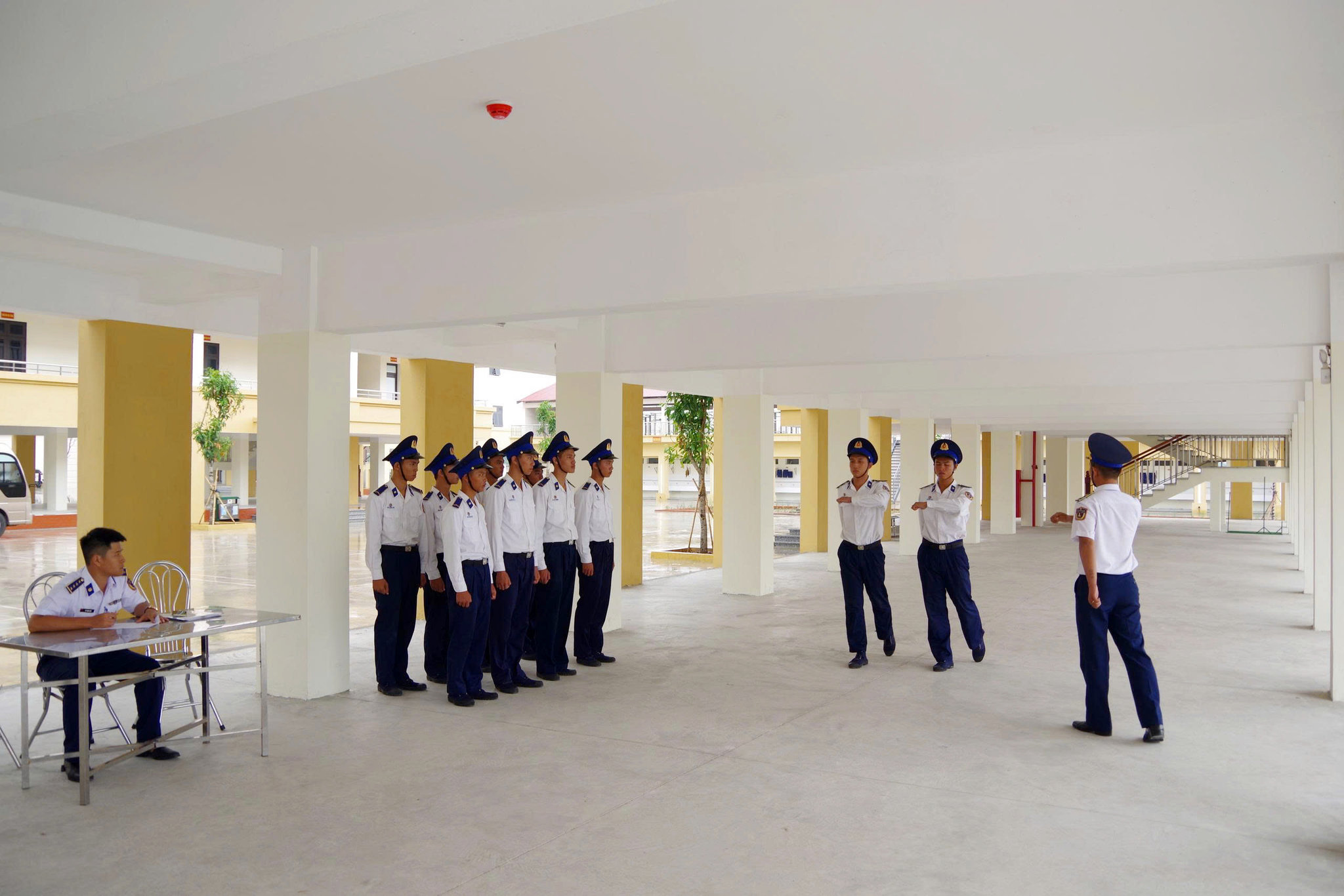 Kiểm tra cán bộ trong huấn luyện điều lệnh cho chiến sĩ