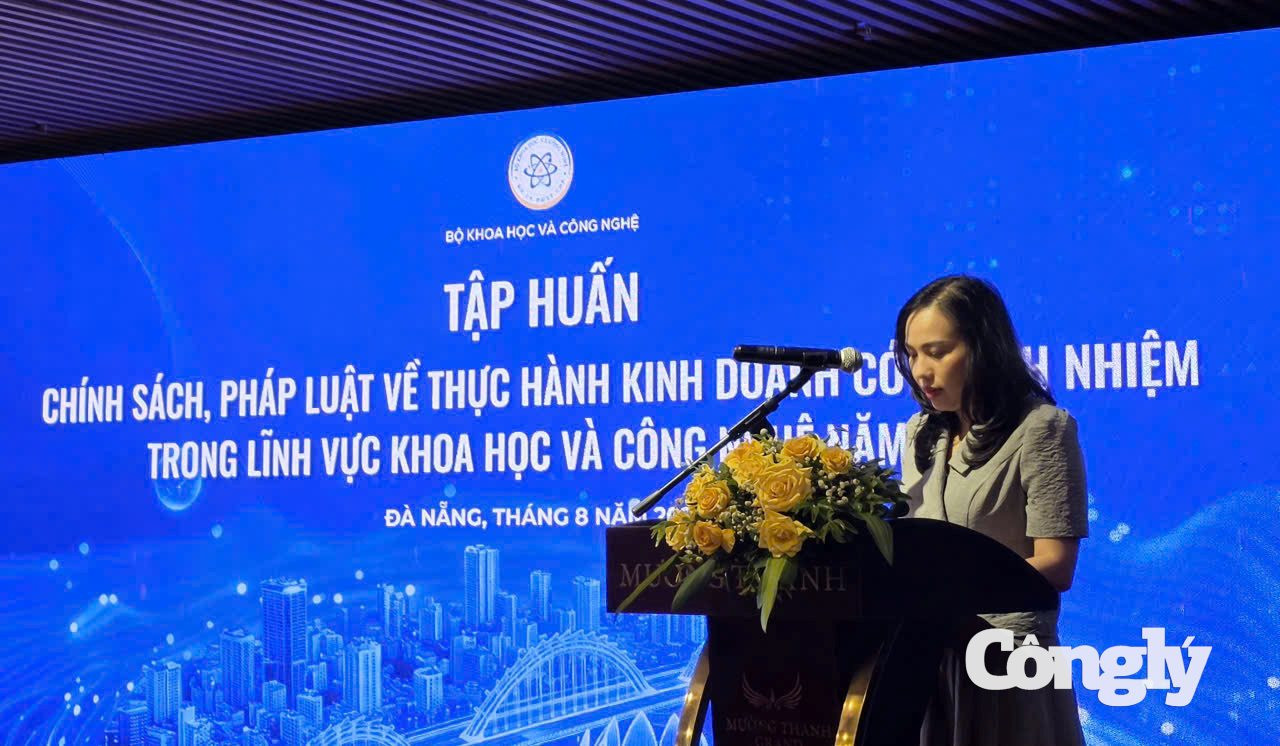 Bà Nguyễn Thị Thu Trang, Phó Vụ trưởng Vụ Pháp chế Bộ Khoa học và Công nghệ phát biểu khai mạc.
