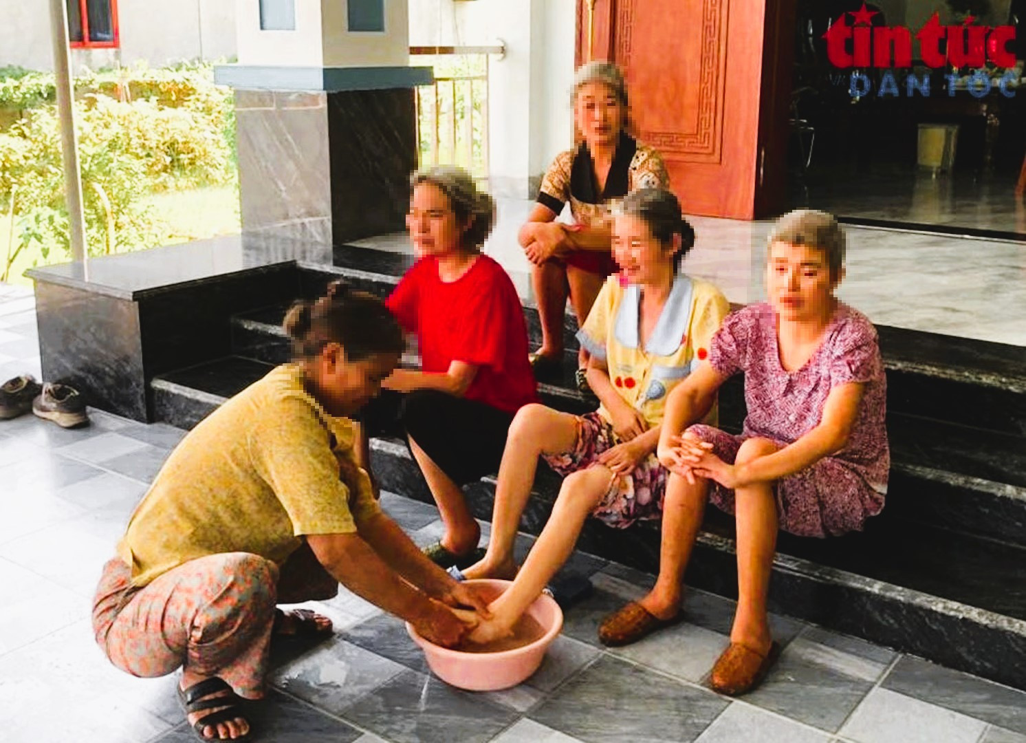 B&agrave; Nguyễn Thị Đ&agrave;n, vợ &ocirc;ng L&ecirc; Đ&igrave;nh Dểnh đang chăm s&oacute;c cho 4 người con đều bị nhiễm chất độc da cam,dioxin. Ảnh B&aacute;o Tin tức