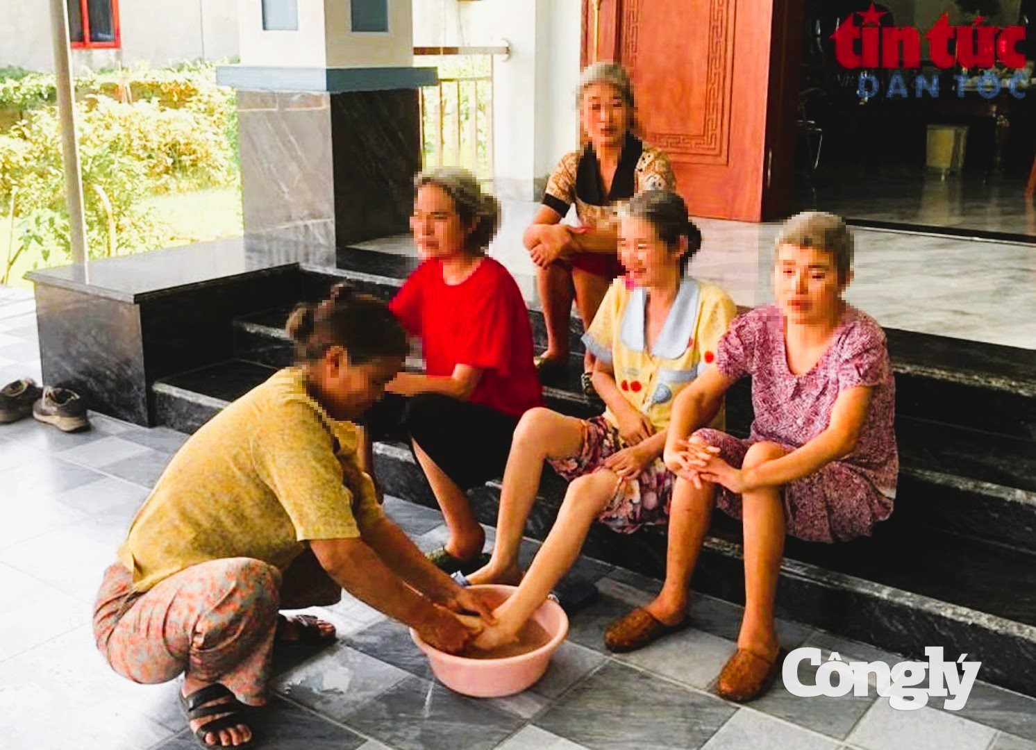 Bà Nguyễn Thị Đàn, vợ ông Lê Đình Dểnh đang chăm sóc cho 4 người con đều bị nhiễm chất độc da cam,dioxin. Ảnh Báo Tin tức