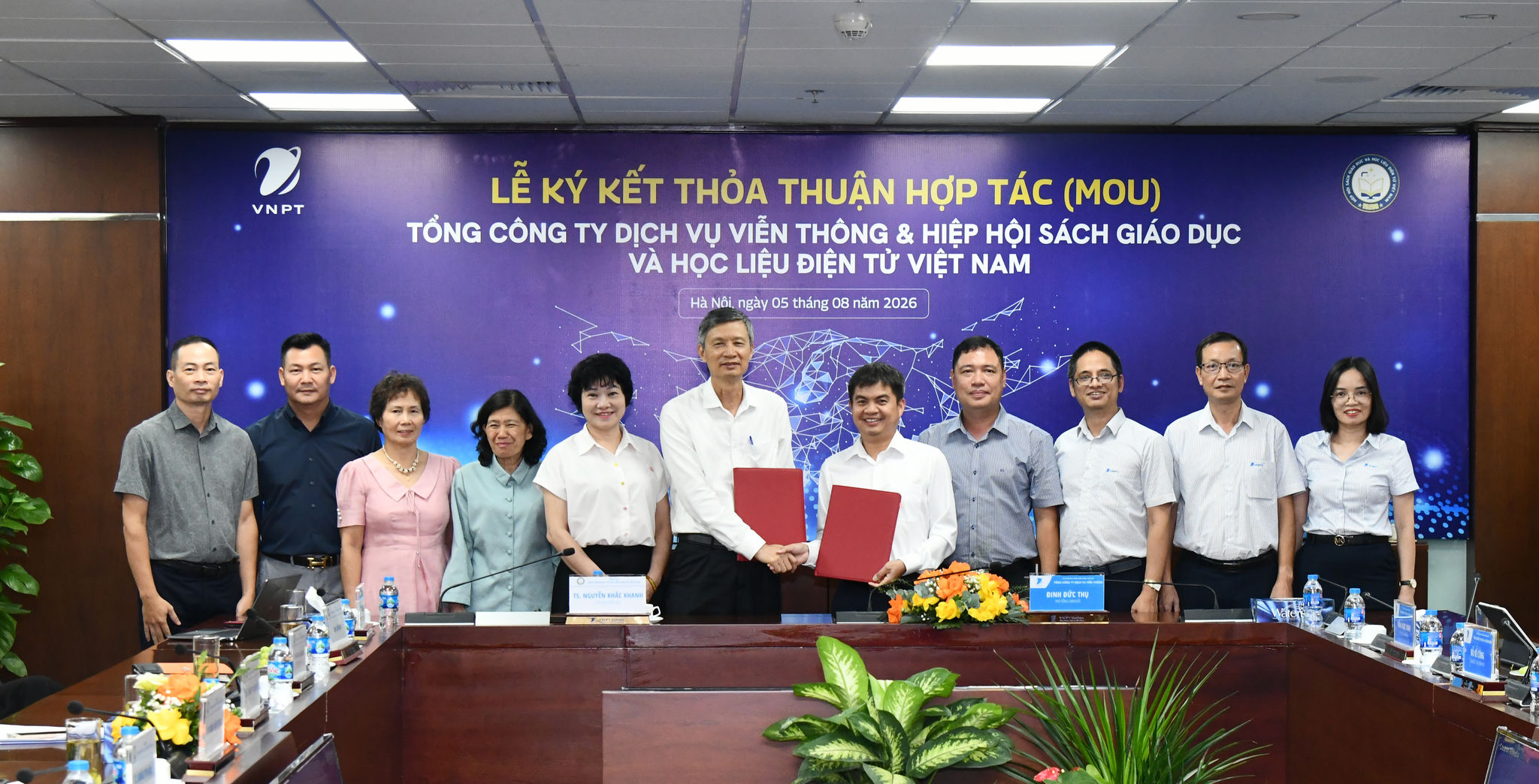 Đại diện VNPT VinaPhone và VAEDR thực hiện nghi thức trao thỏa thuận hợp tác phát triển hệ sinh thái học liệu số