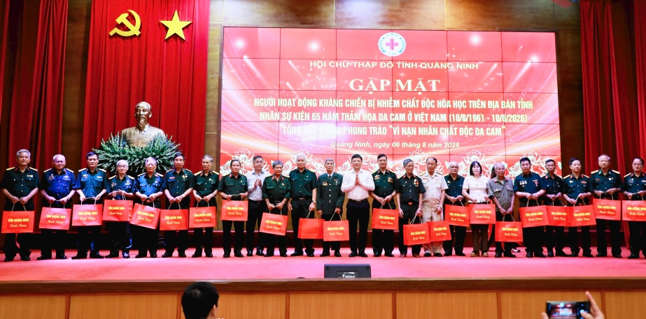 Các đồng chí lãnh đạo tỉnh và các cơ quan, đơn vị, tổ chức tặng quà cho đại biểu đại diện cho những người hoạt động kháng chiến bị nhiễm chất độc hóa học trên địa bàn tỉnh.