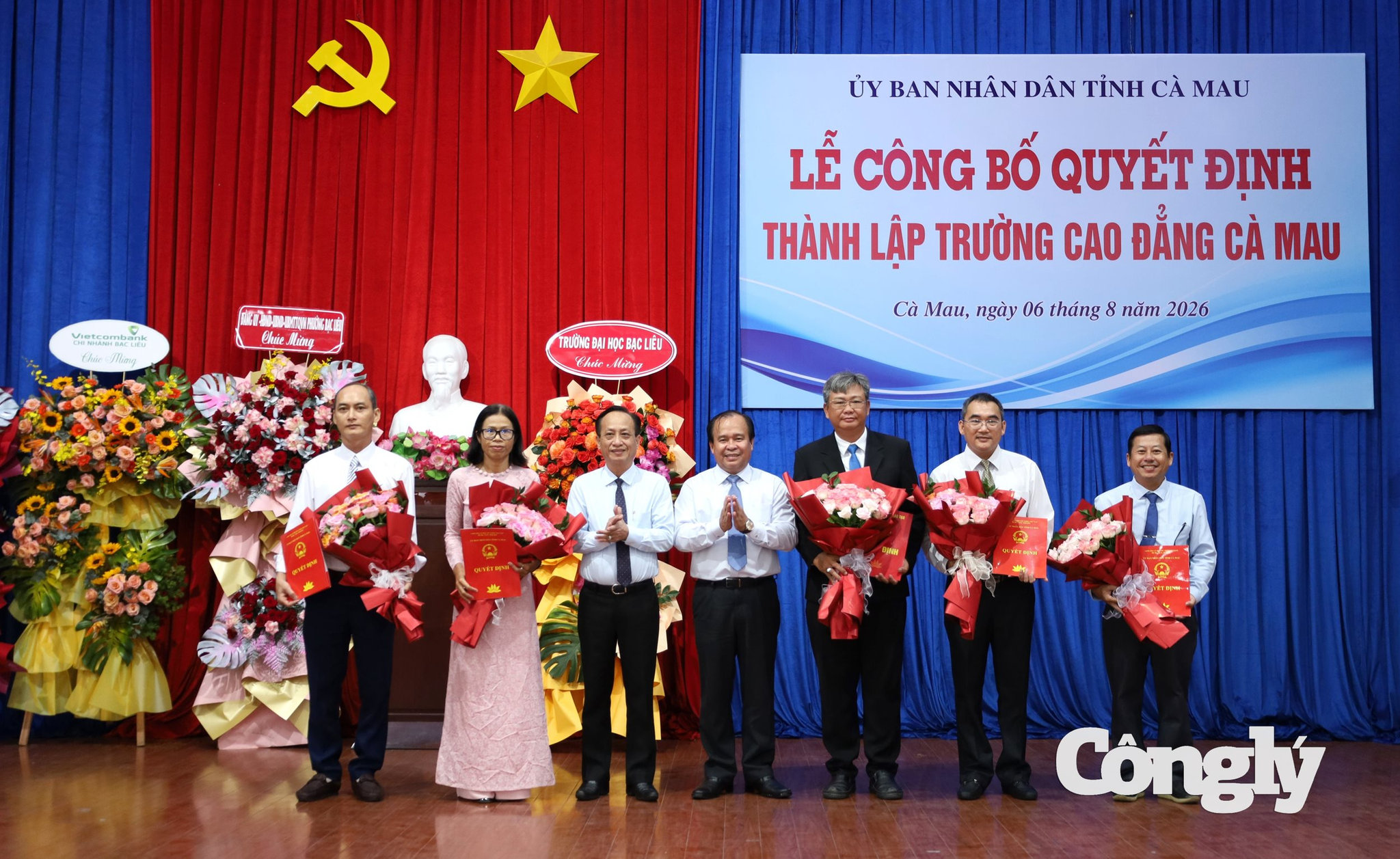 Lãnh đạo tỉnh Cà Mau trao quyết định và tặng hoa chúc mừng Ban Giám hiệu Trường Cao đẳng Cà Mau