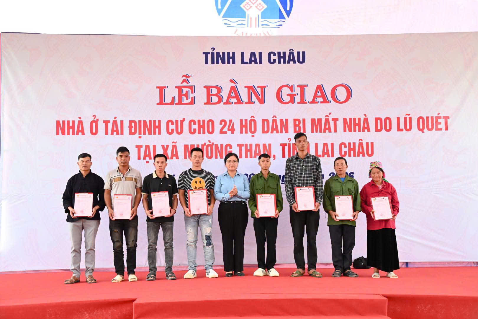 Nhận QĐ giao nhà Mường Than (2)