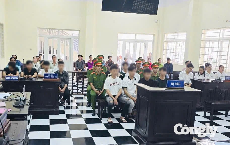 Các bị cáo tại phiên tòa xét xử.
