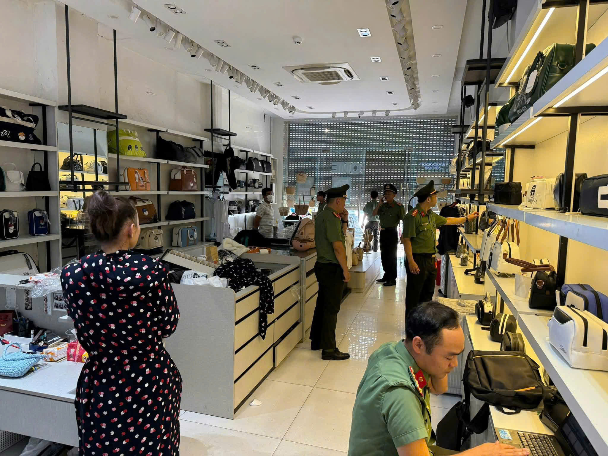 Lực lượng chức năng kiểm tra cơ sở kinh doanh, thu giữ nhiều sản phẩm trong vụ hàng giả thương hiệu tại Đà Nẵng.