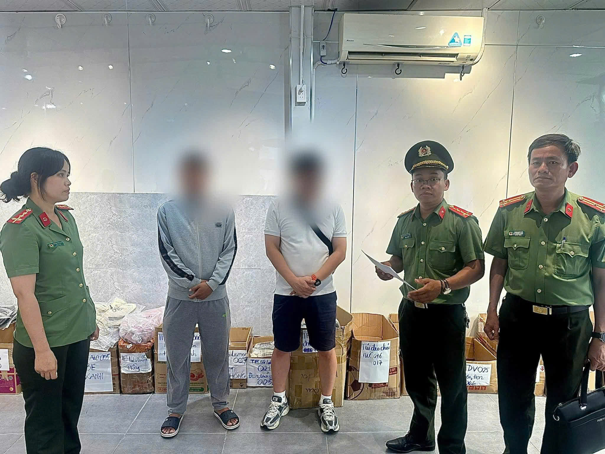 Cơ quan công an làm việc với các cá nhân liên quan trong vụ án hàng giả thương hiệu tại Đà Nẵng.