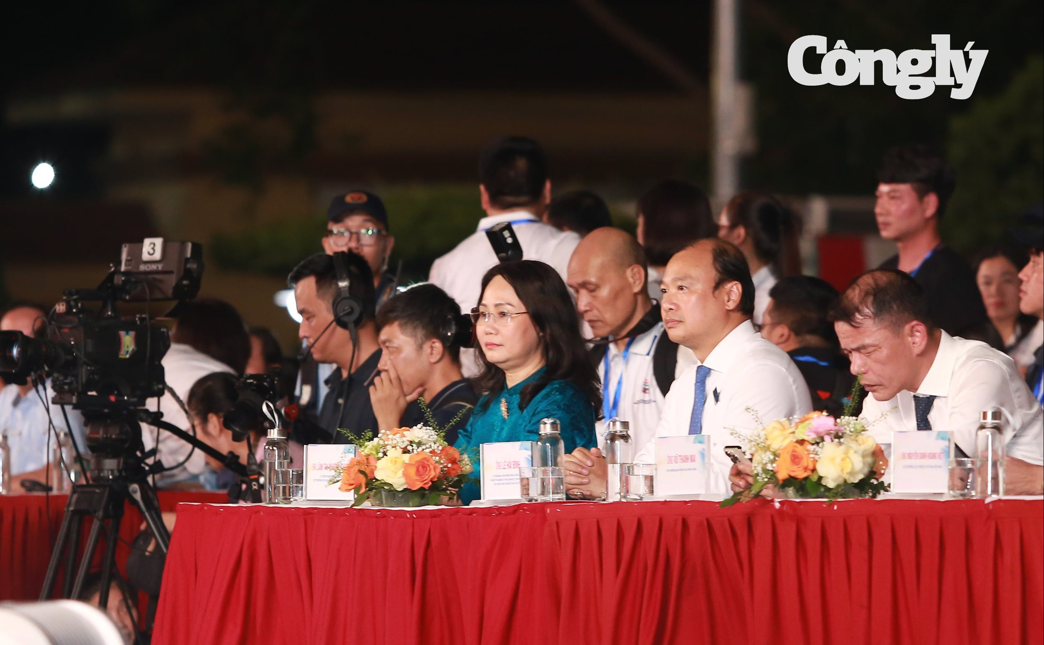 Các đại biểu tham dự lễ khai mạc