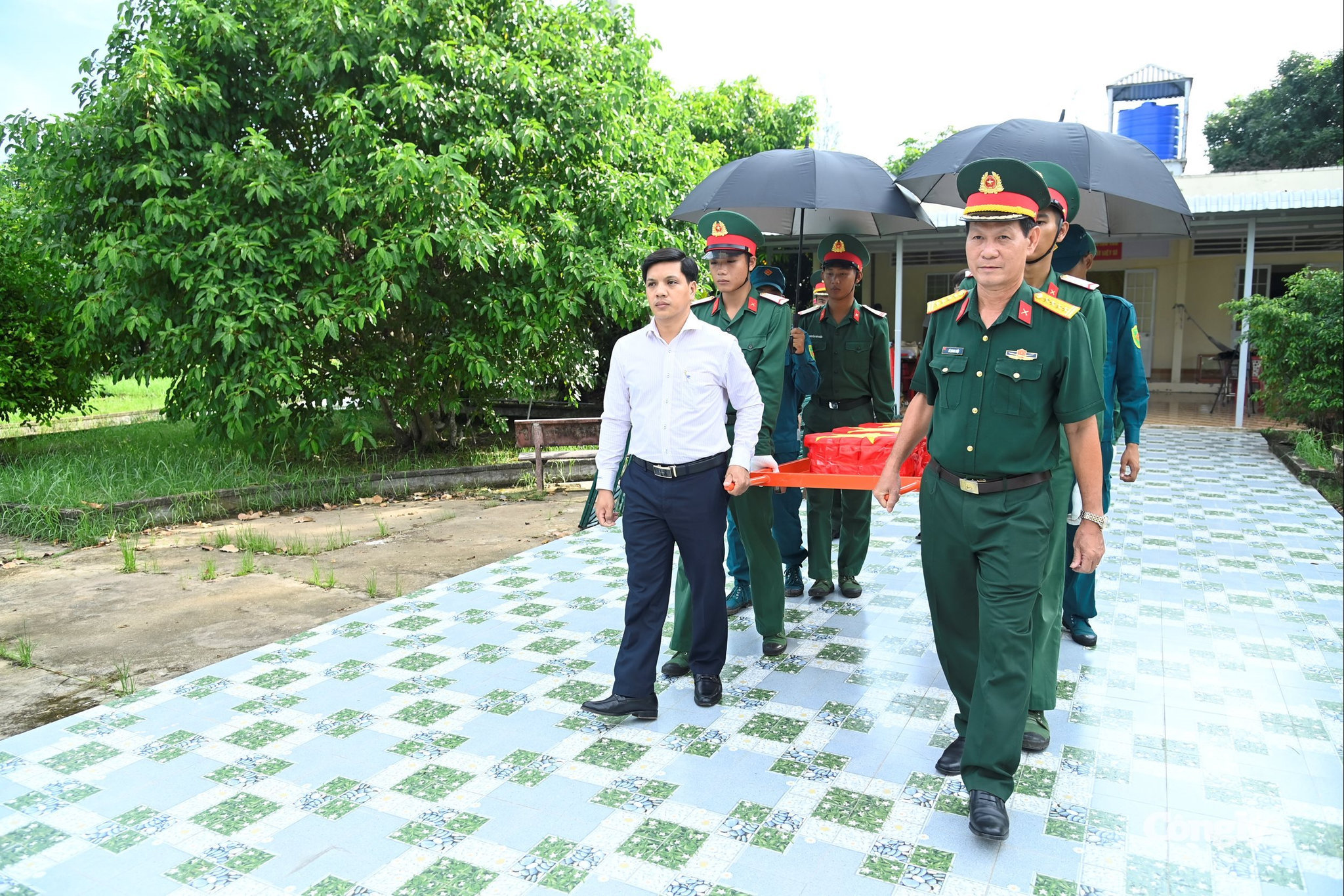 Thủ trưởng Bộ CHQS tỉnh và lãnh đạo xã Trần Văn Thời cùng các chiến sĩ di chuyển các mẫu sinh phẩm hài cốt liệt sĩ đi đi giám định AND r axe chuyên dụng.