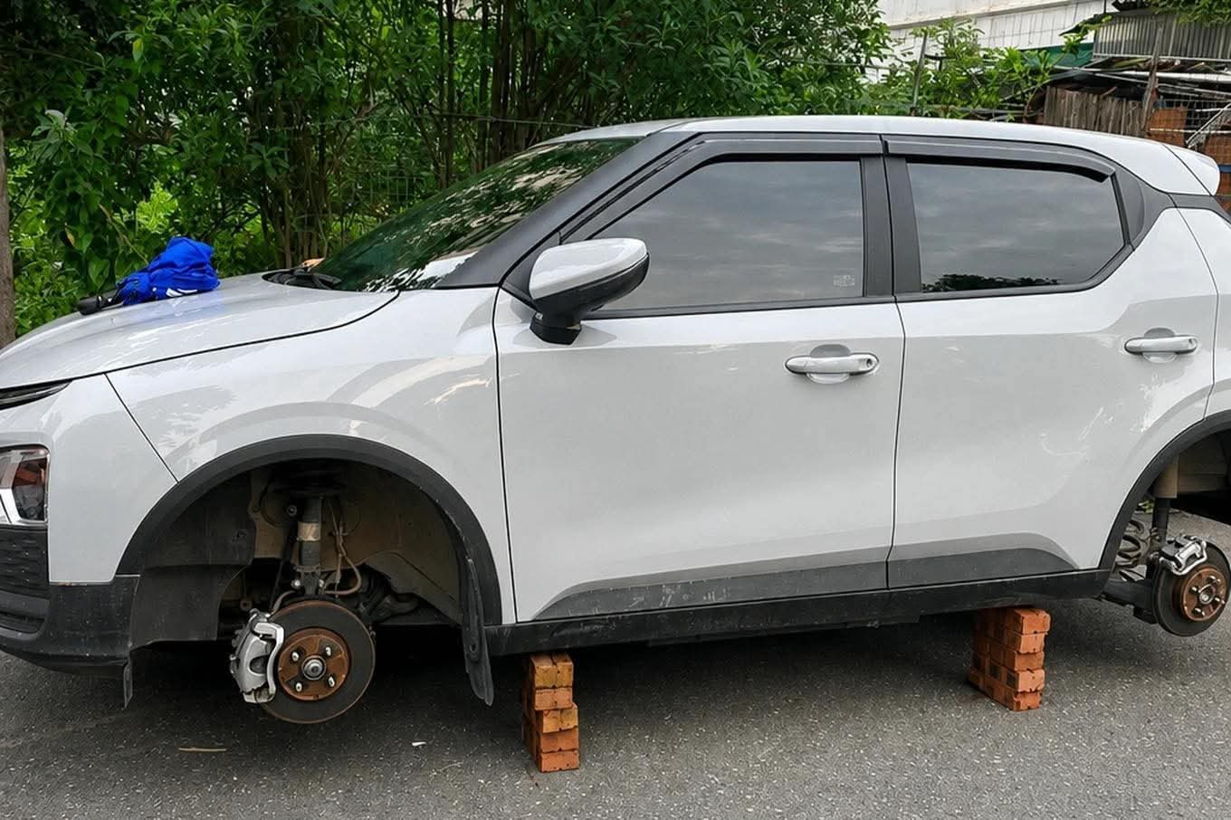 tháo trộm bánh xe ô tô