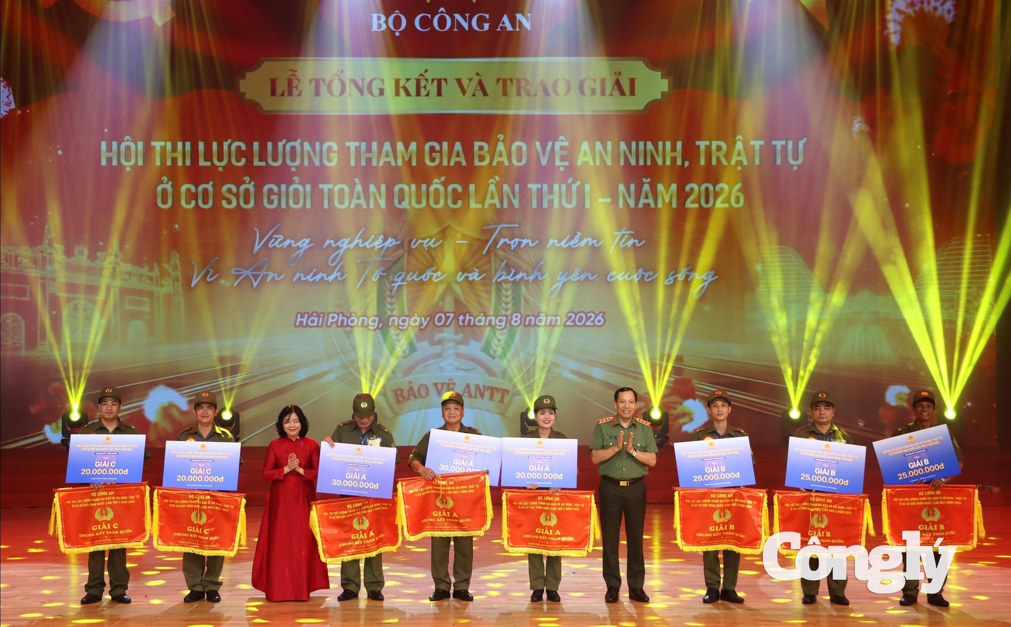 Chủ tịch Ủy ban Trung ương Mặt trận Tổ quốc Việt Nam Bùi Thị Minh Hoài và Thứ trưởng Lê Văn Tuyến trao giải cho các đội thi