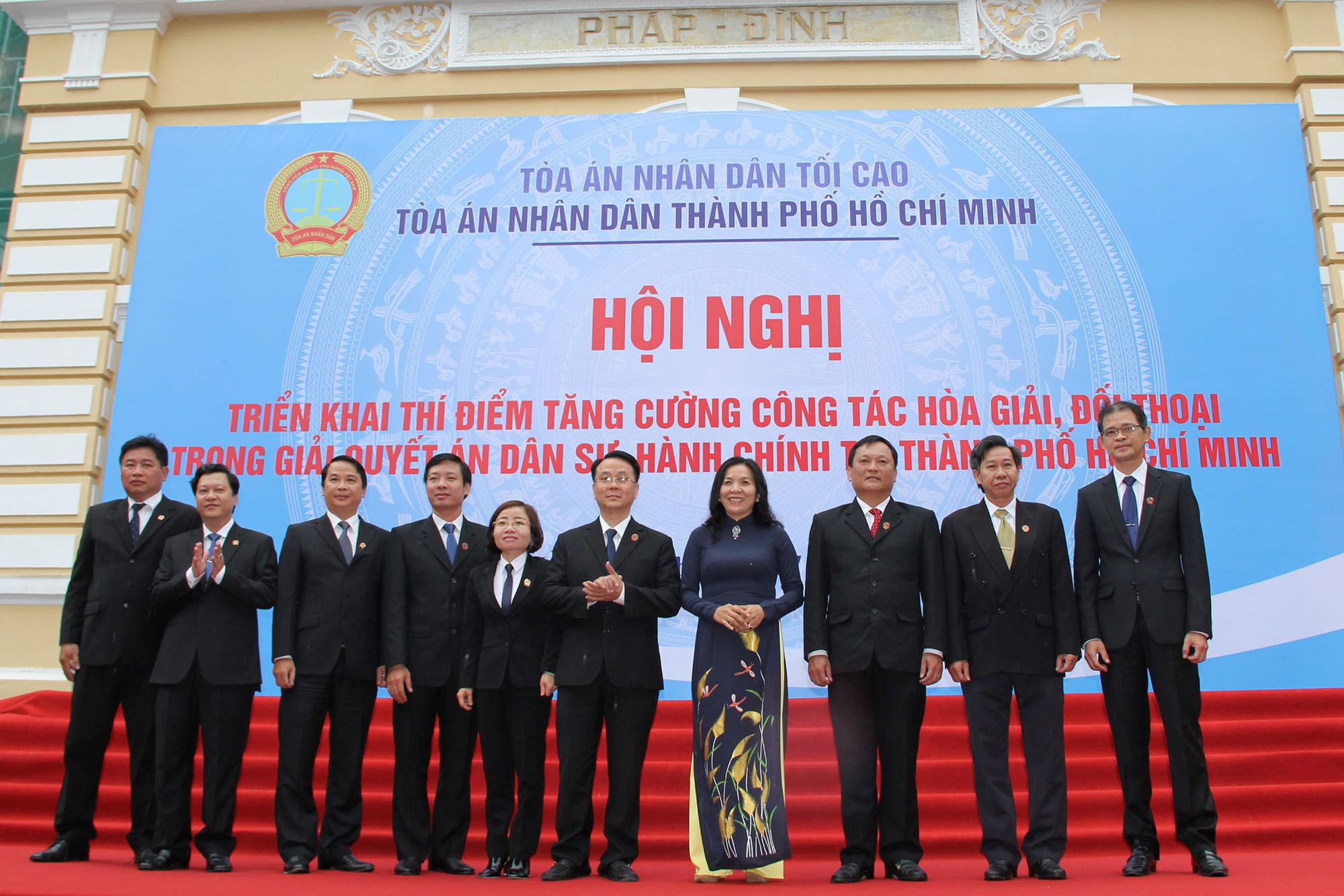 hoa-giai-dooi-thoai(1).jpg